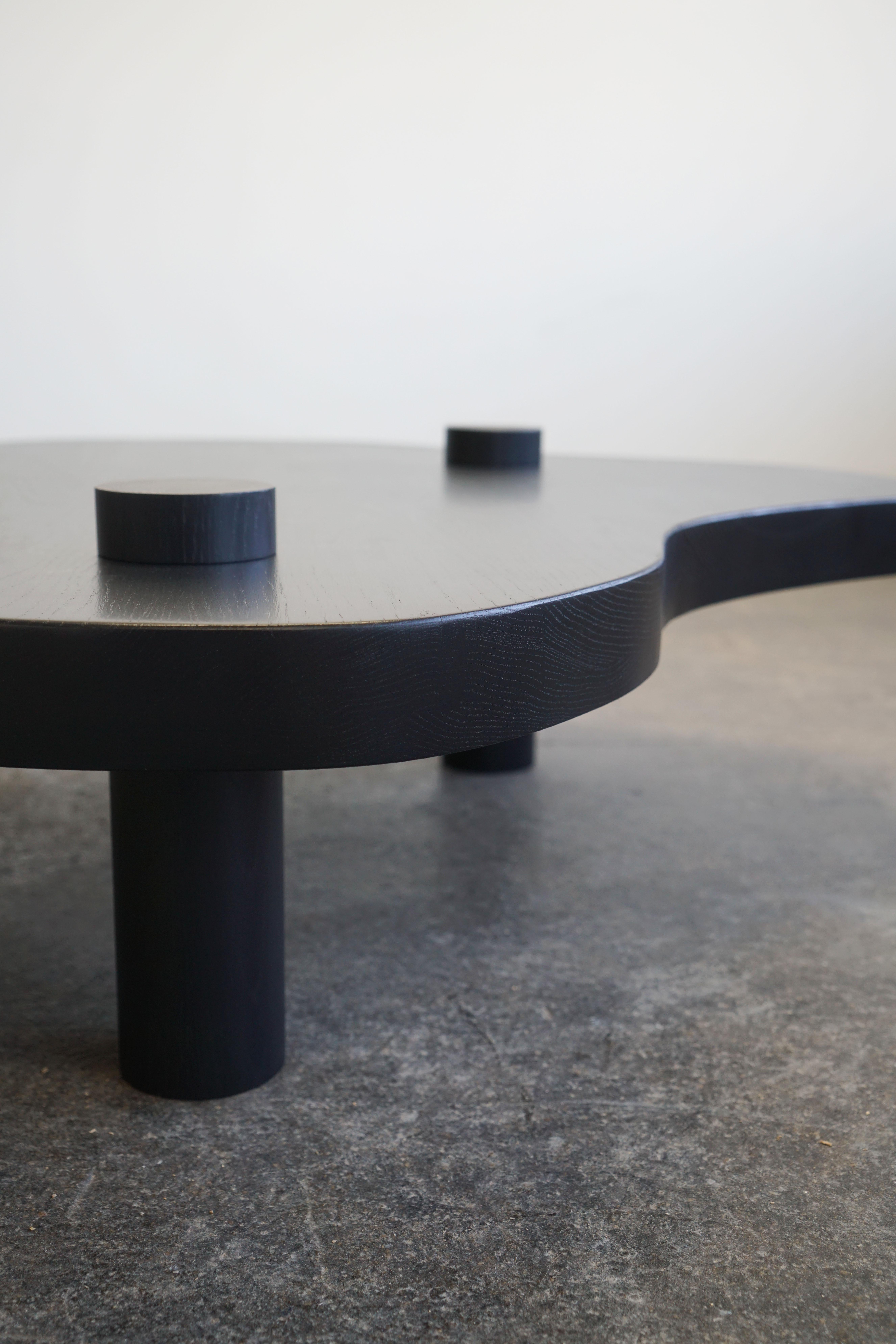 Table basse moderne organique de forme libre en chêne noir, design minimaliste. en vente 3