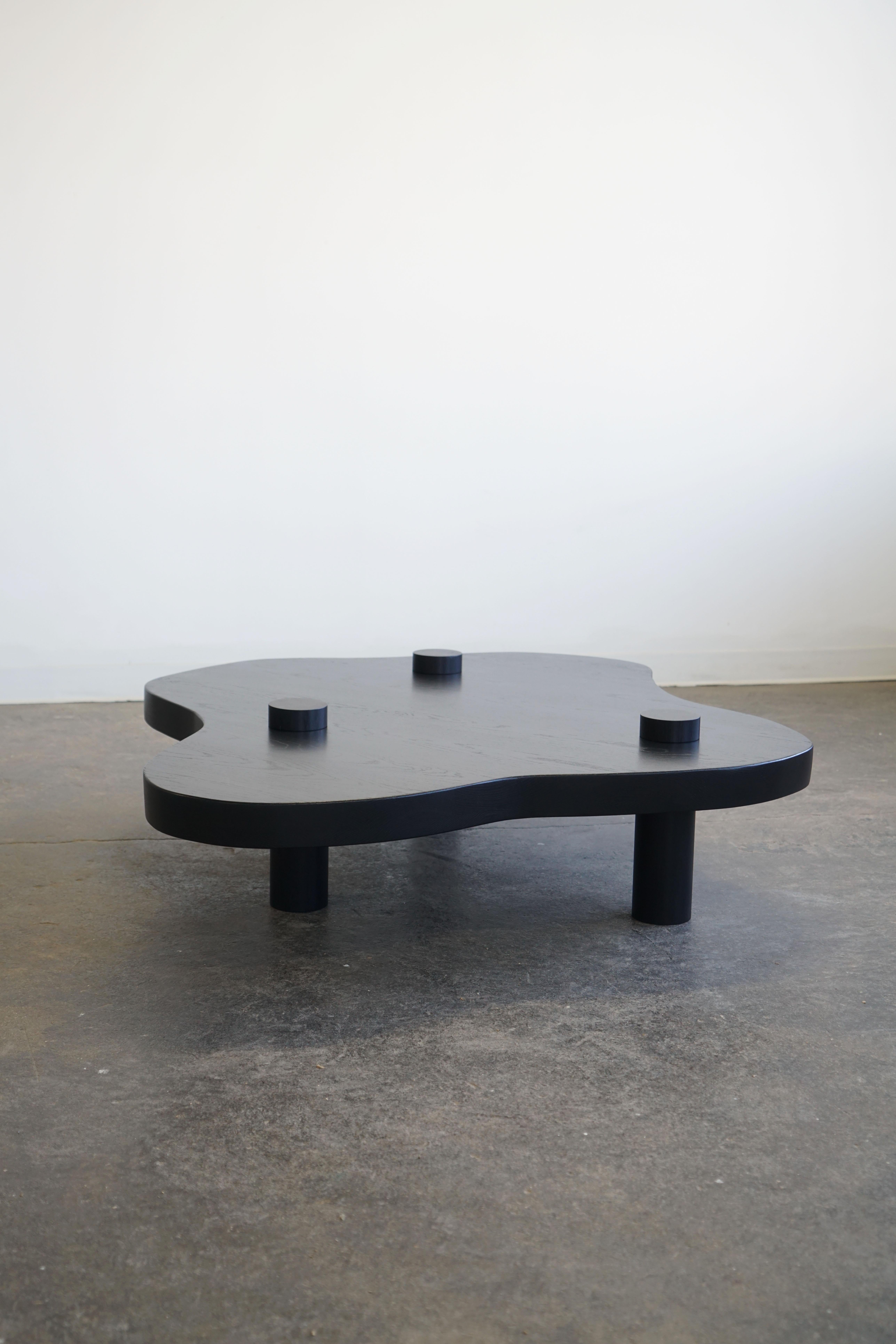 Américain Table basse moderne organique de forme libre en chêne noir, design minimaliste. en vente