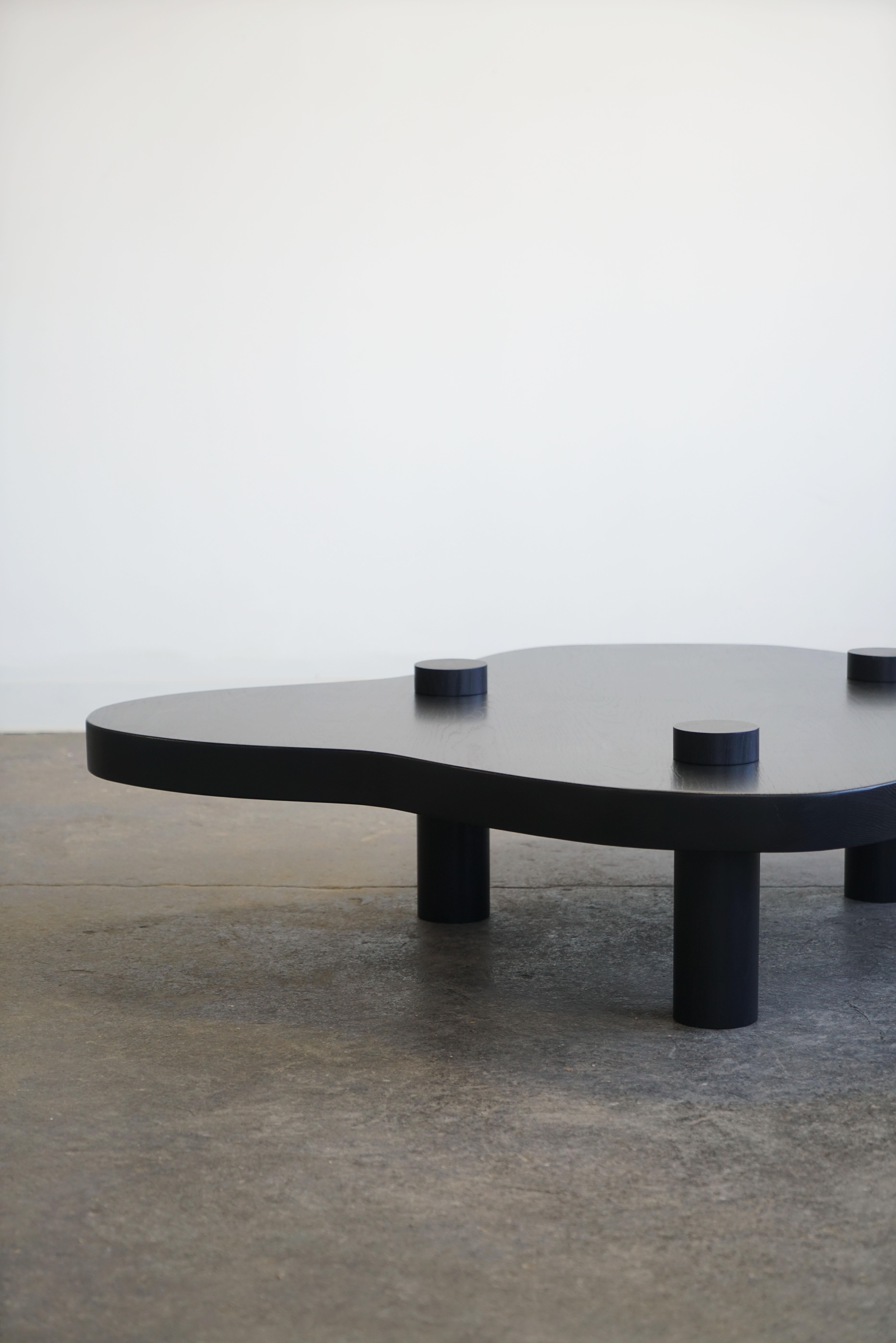 Chêne Table basse moderne organique de forme libre en chêne noir, design minimaliste. en vente
