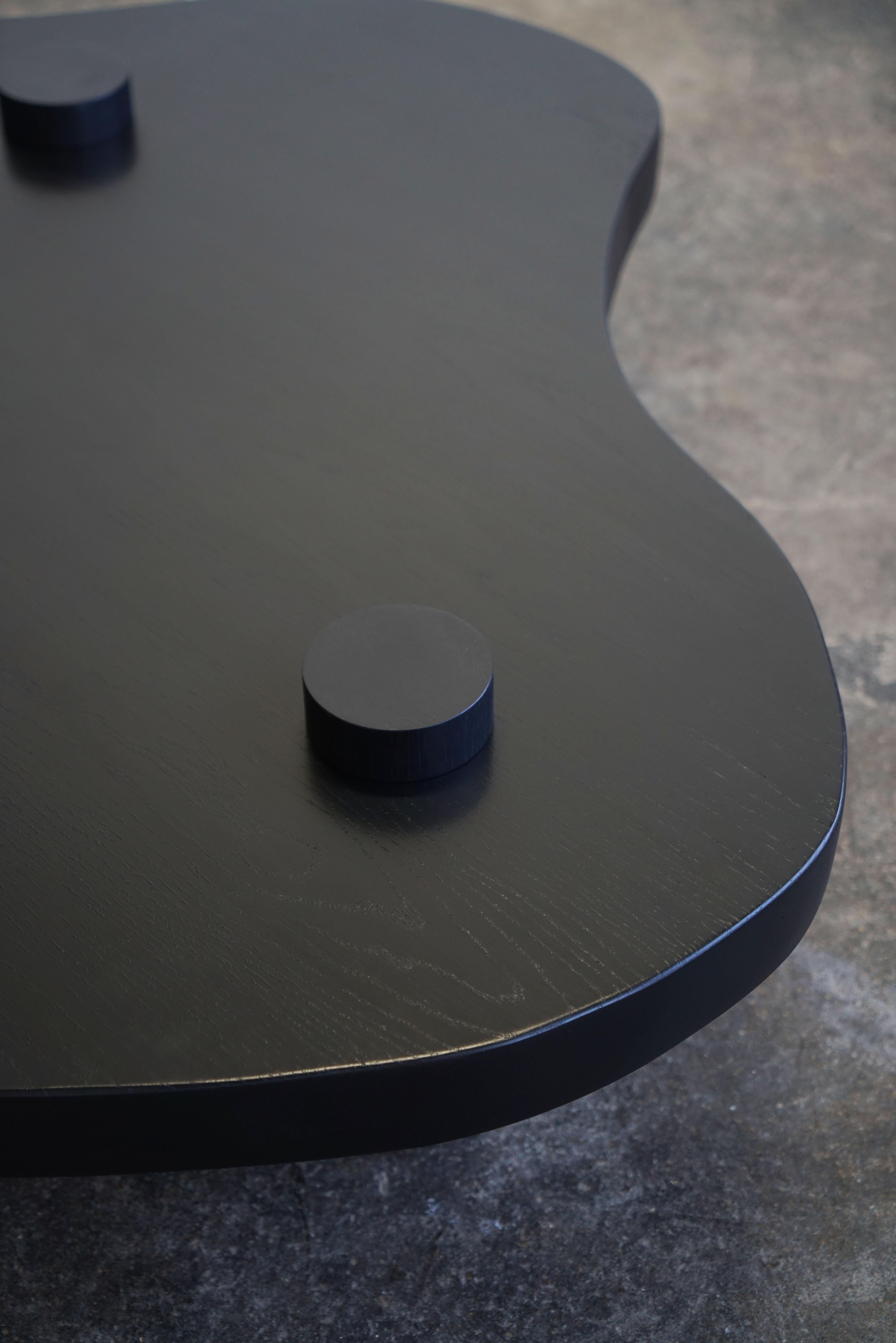Table basse moderne organique de forme libre en chêne noir, design minimaliste. en vente 1