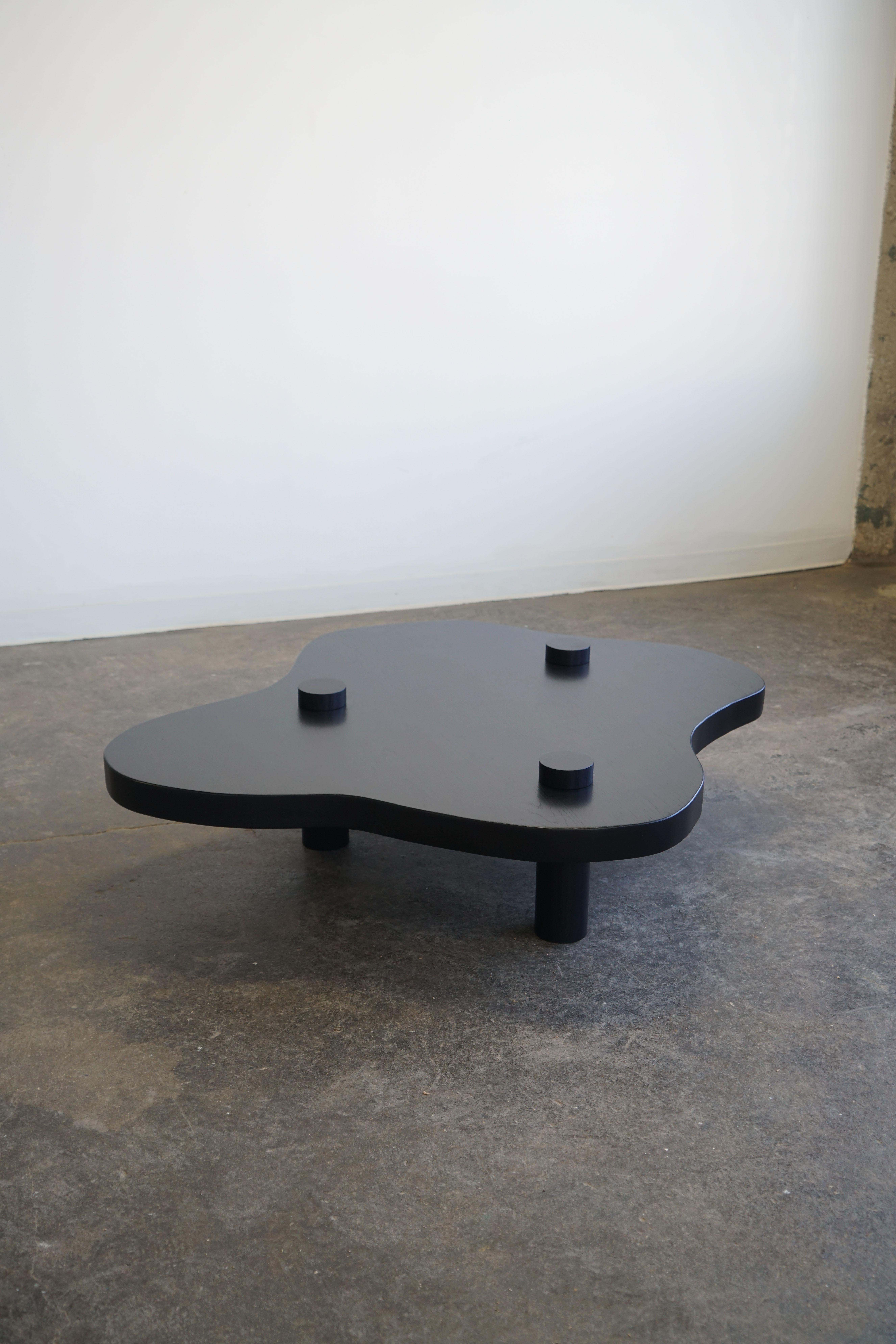 Table basse moderne organique de forme libre en chêne noir, design minimaliste. en vente 2