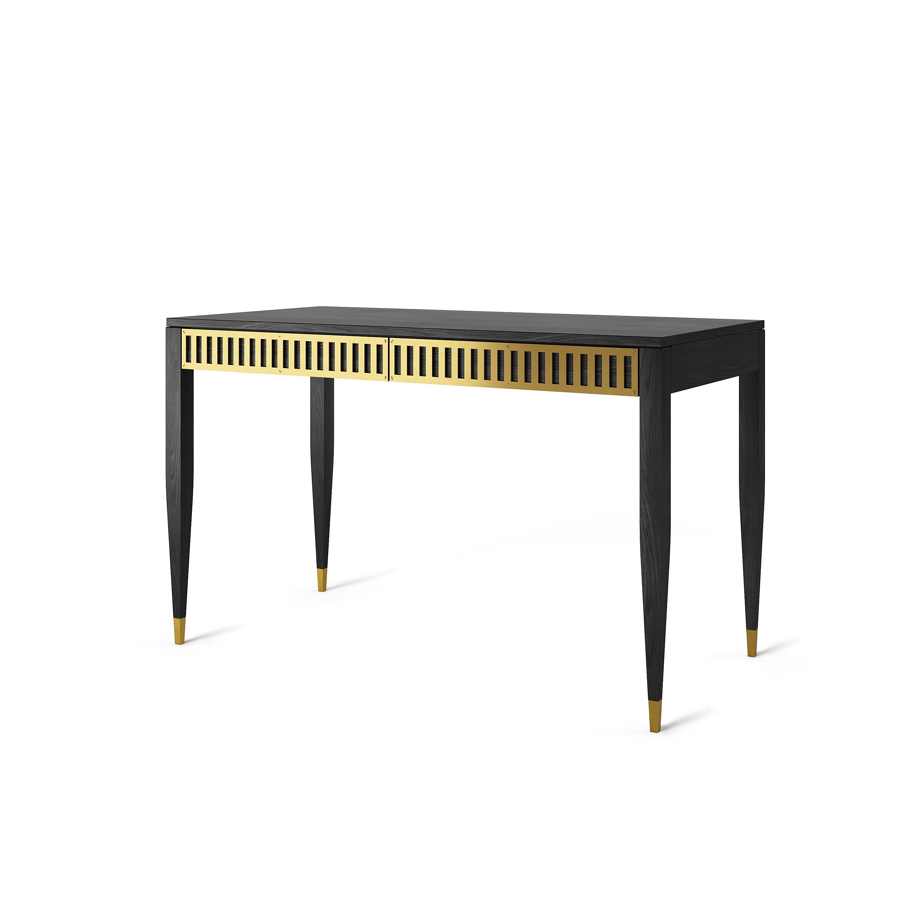 Europeo Scrivania in rovere nero con due cassetti con frontali in ottone in stile mid century modern in vendita
