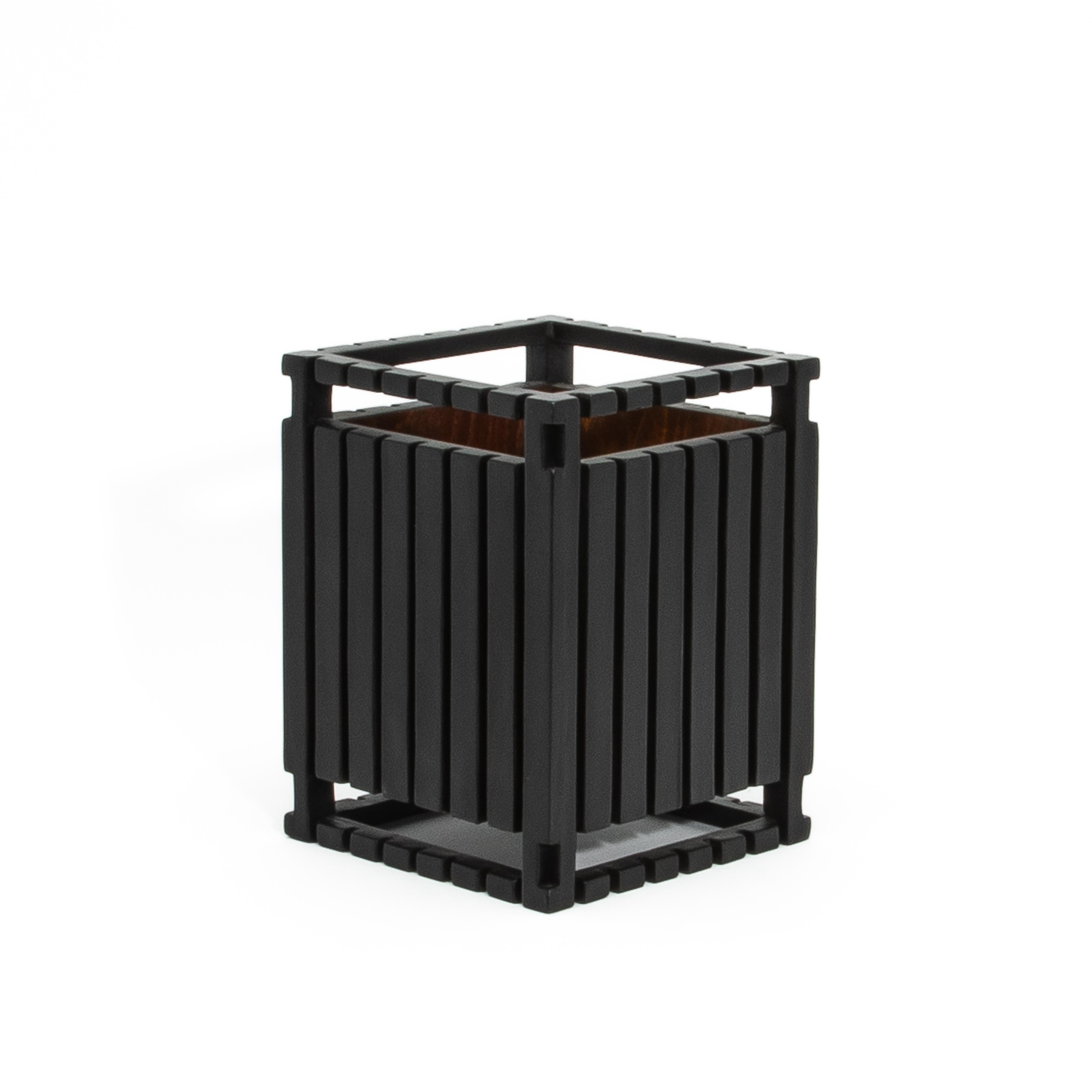 La papelera Black Oak Detail de R&Y Augousti es un ejemplo de lujo discreto, que combina una artesanía meticulosa con materiales de primera calidad. Fabricada a mano en roble negro, la estructura presenta detalles precisos con lamas verticales que