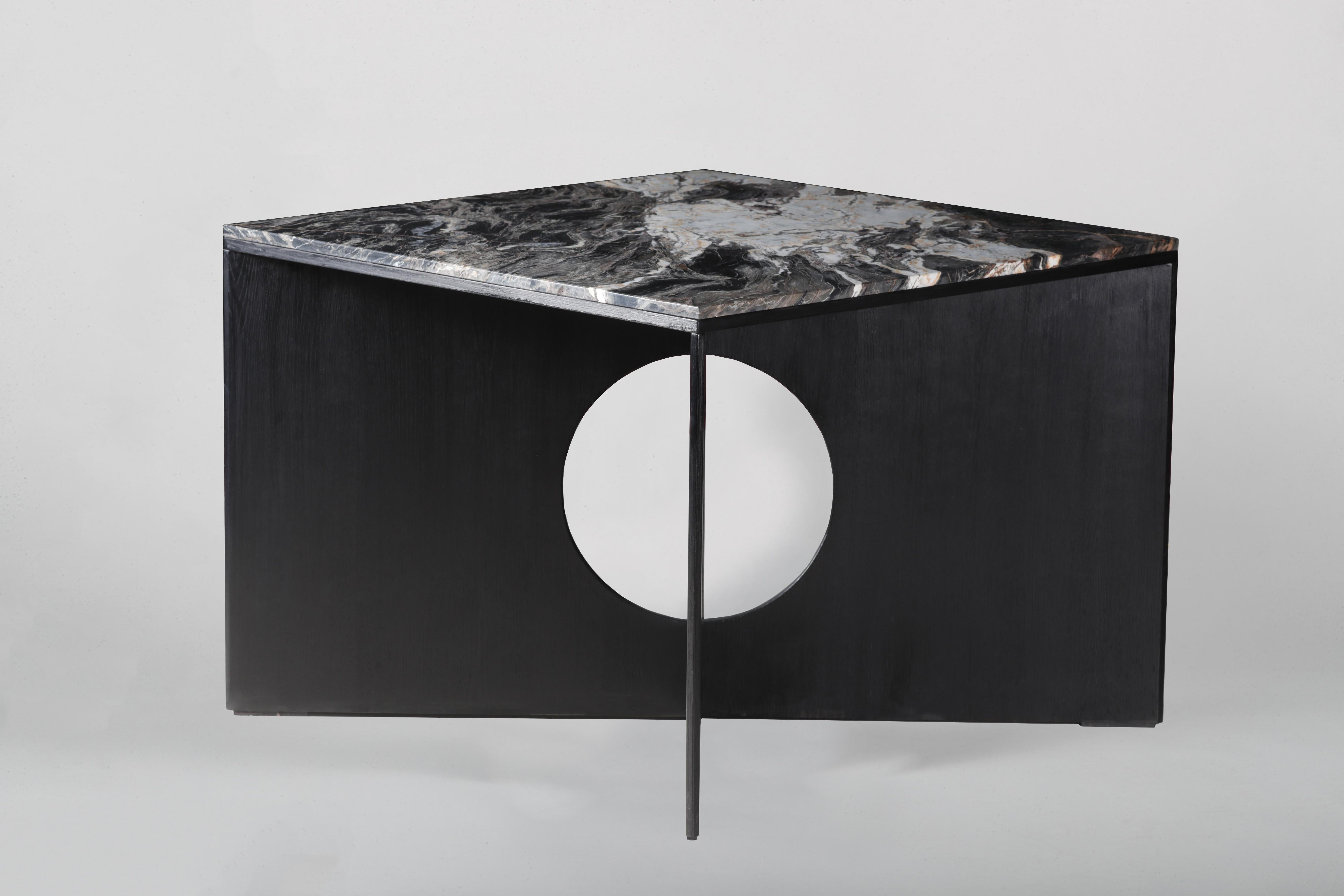 Table de salle à manger Night Cruz de Studio Mohs
Dimensions : L 100 x D 100 x H 74 cm
MATERIAL : Marbre, placage bois noir.

Studio Mohs est un studio de design créatif basé à Istanbul à la recherche de différentes expériences de design dans un