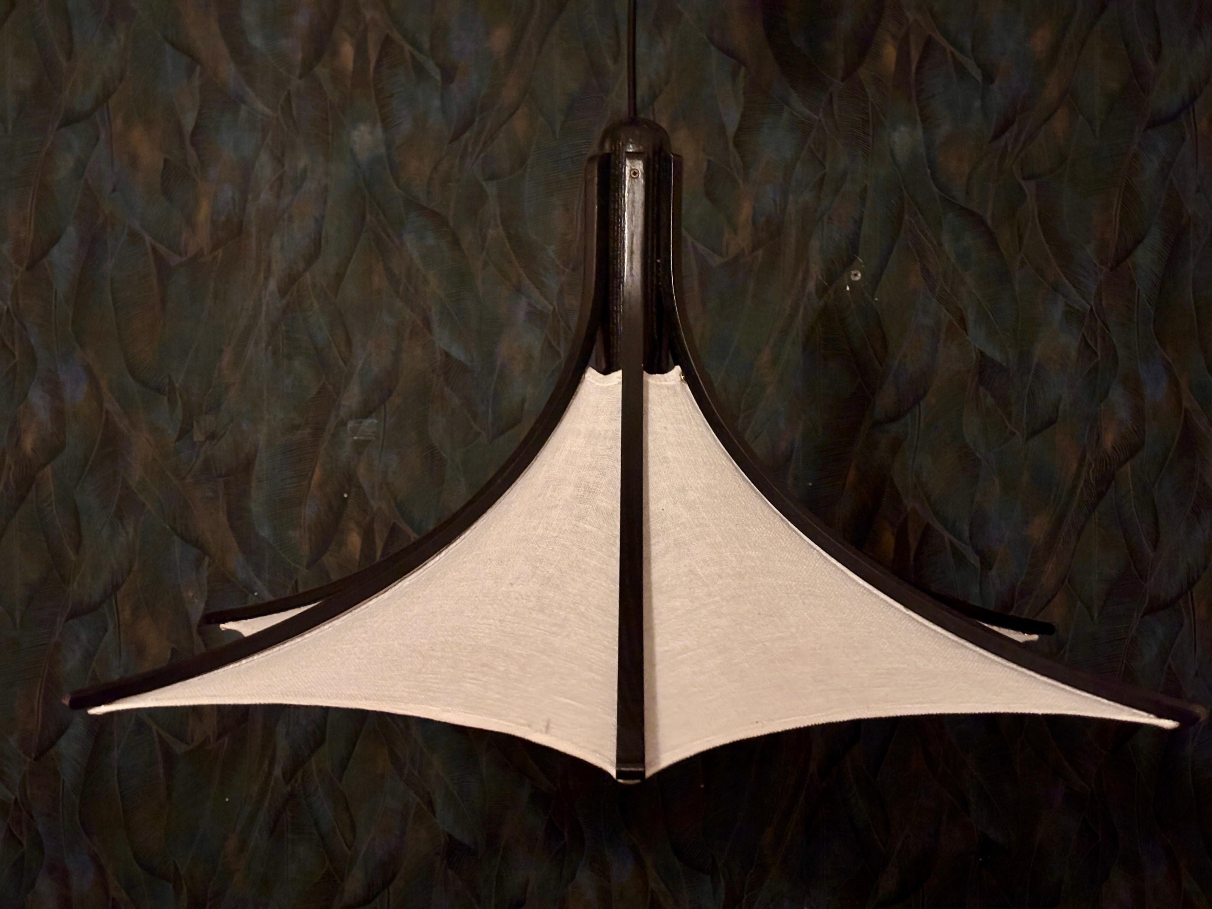 Grande lampada a sospensione estensibile di Domus.
Lampada a sospensione tipo 2715.1402, Oak nero. La lampada si chiama FLOWER.
La lunghezza della lampada è regolabile tramite un meccanismo a strappo. Il meccanismo di trazione (peso del ciondolo) è