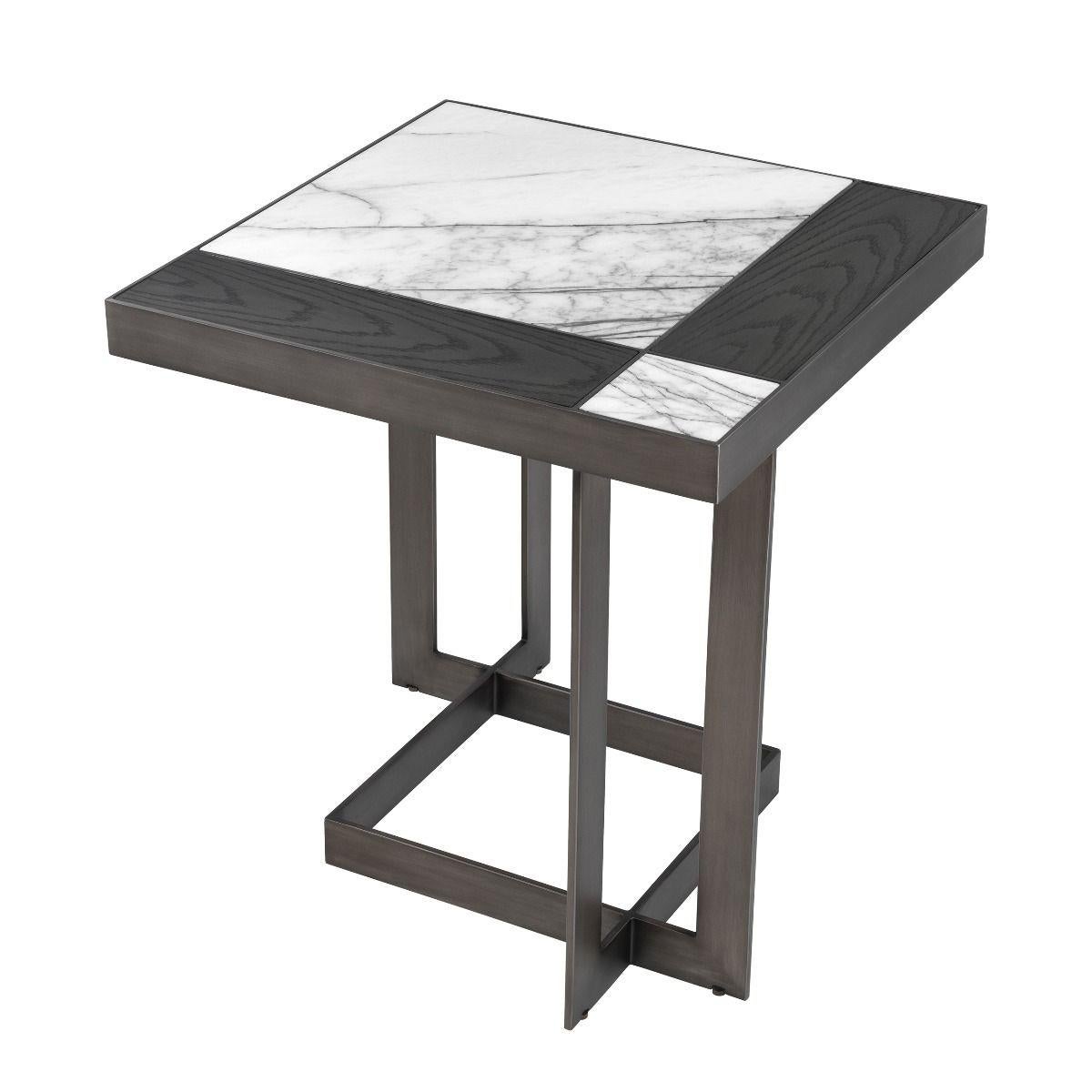 Table d'appoint en marbre chêne noir et acier inoxydable
structure en finition gunmetal. Avec du marbre blanc et
dessus en chêne noir.
  