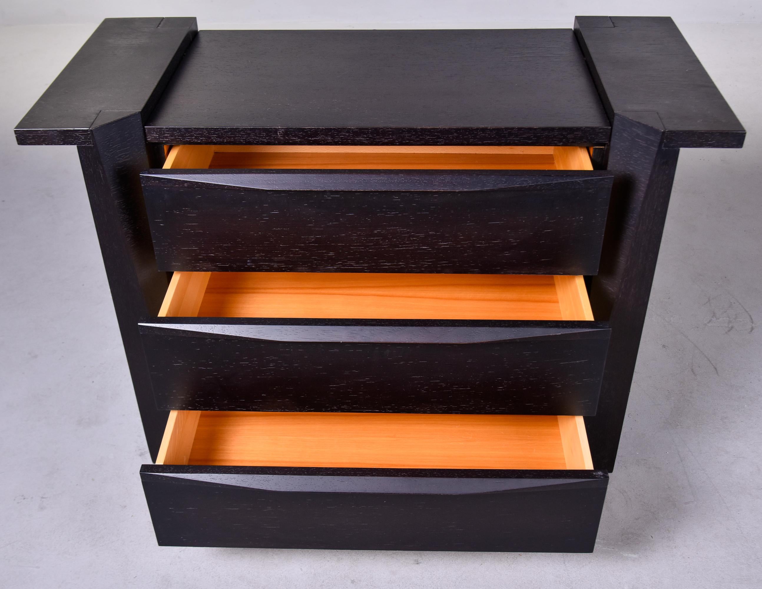 Mid-Century Modern Coffre à trois tiroirs en chêne noir du milieu du siècle en vente