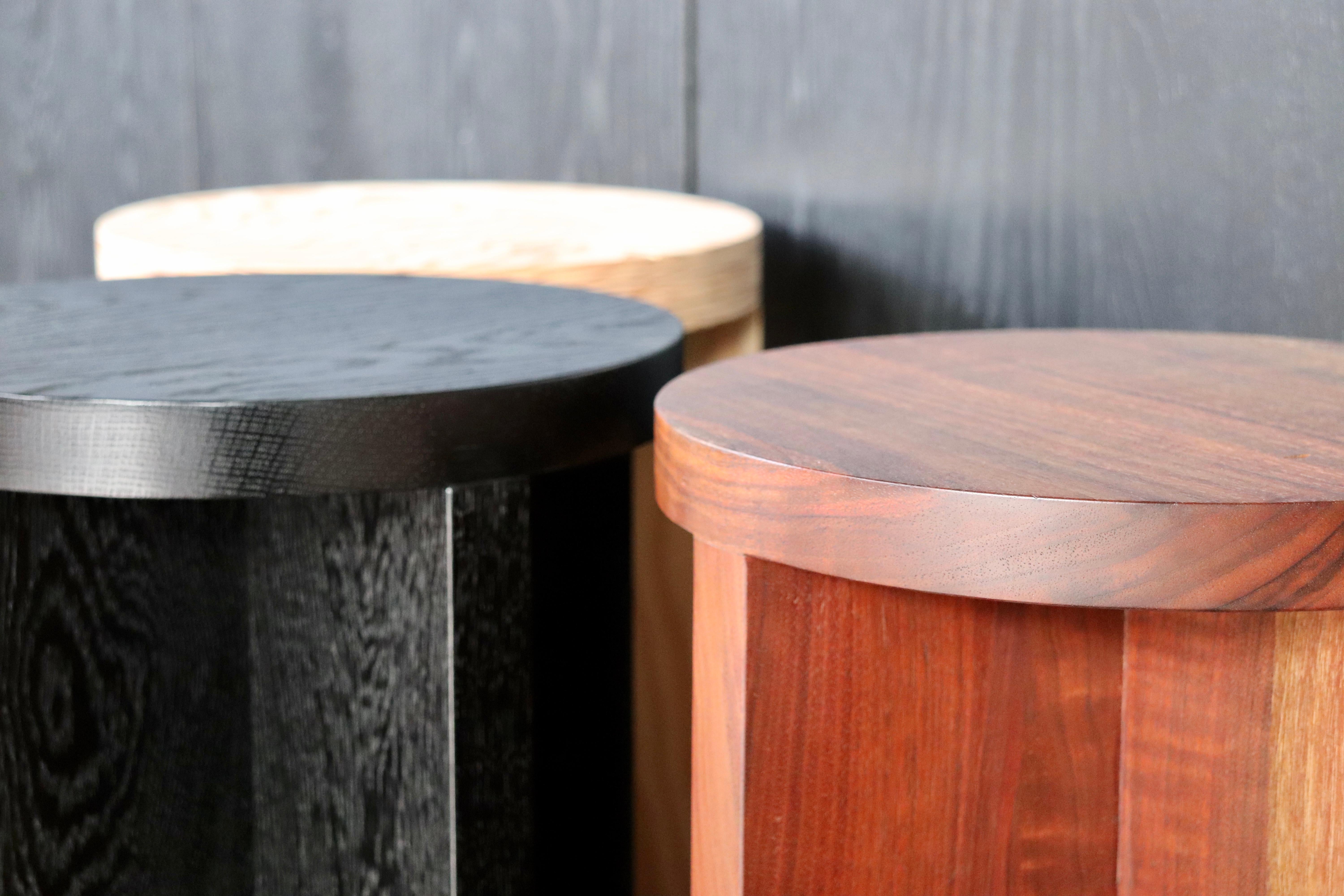 Tabouret ou table d'appoint en bois massif, en frêne noirci, avec un plateau rond. Avec un design épuré et minimal, ces tabourets sont fabriqués à la main à Portland, dans l'Oregon, avec une menuiserie à tenon et mortaise dans l'atelier de Material.