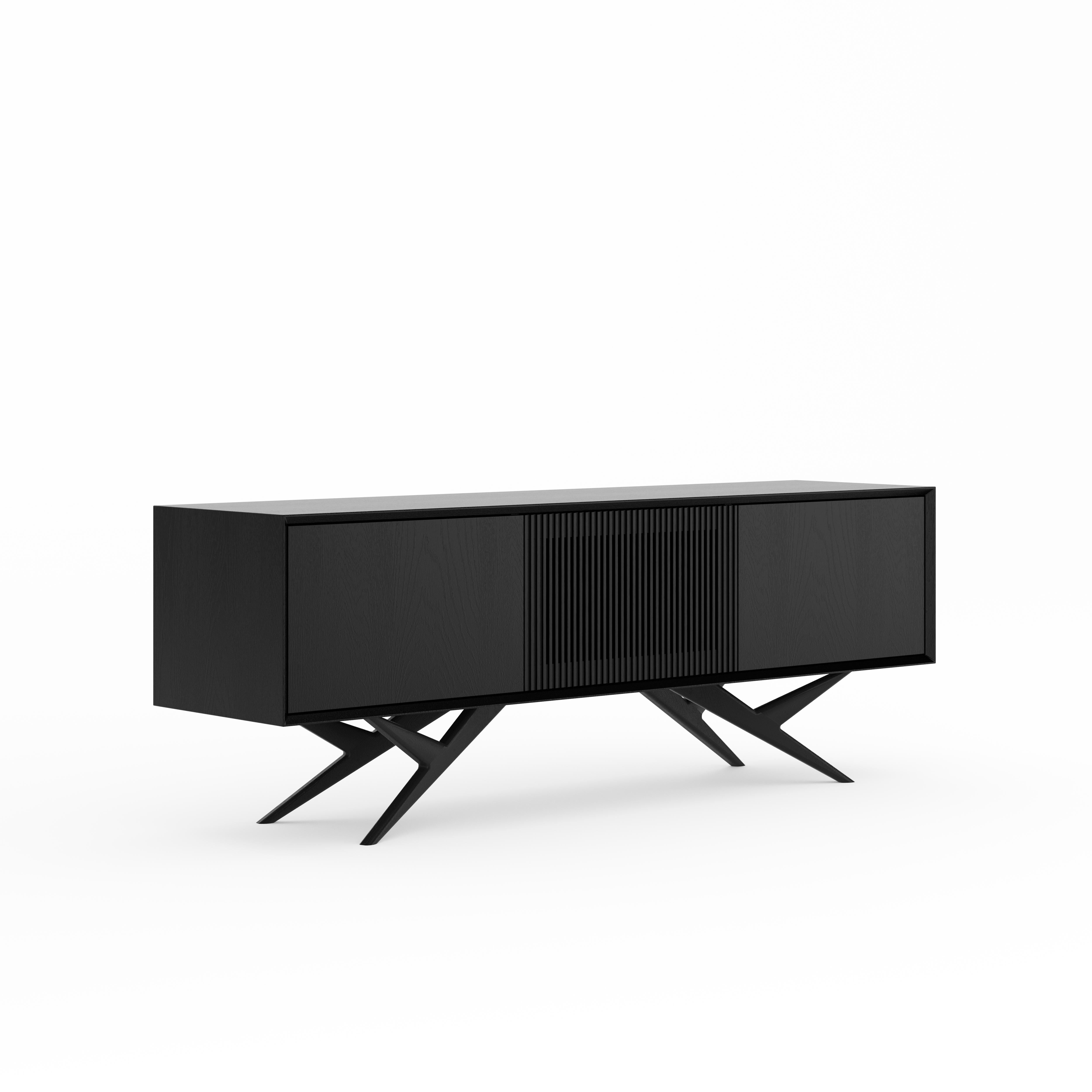 La credenza GRIESEL di THALLORIS è una credenza di qualità in rovere nero realizzata a mano e pensata per soggiorni moderni, spazi multimediali e interni di lusso. Parte dell'esclusiva collezione GRIESEL, questo elegante pezzo combina l'estetica