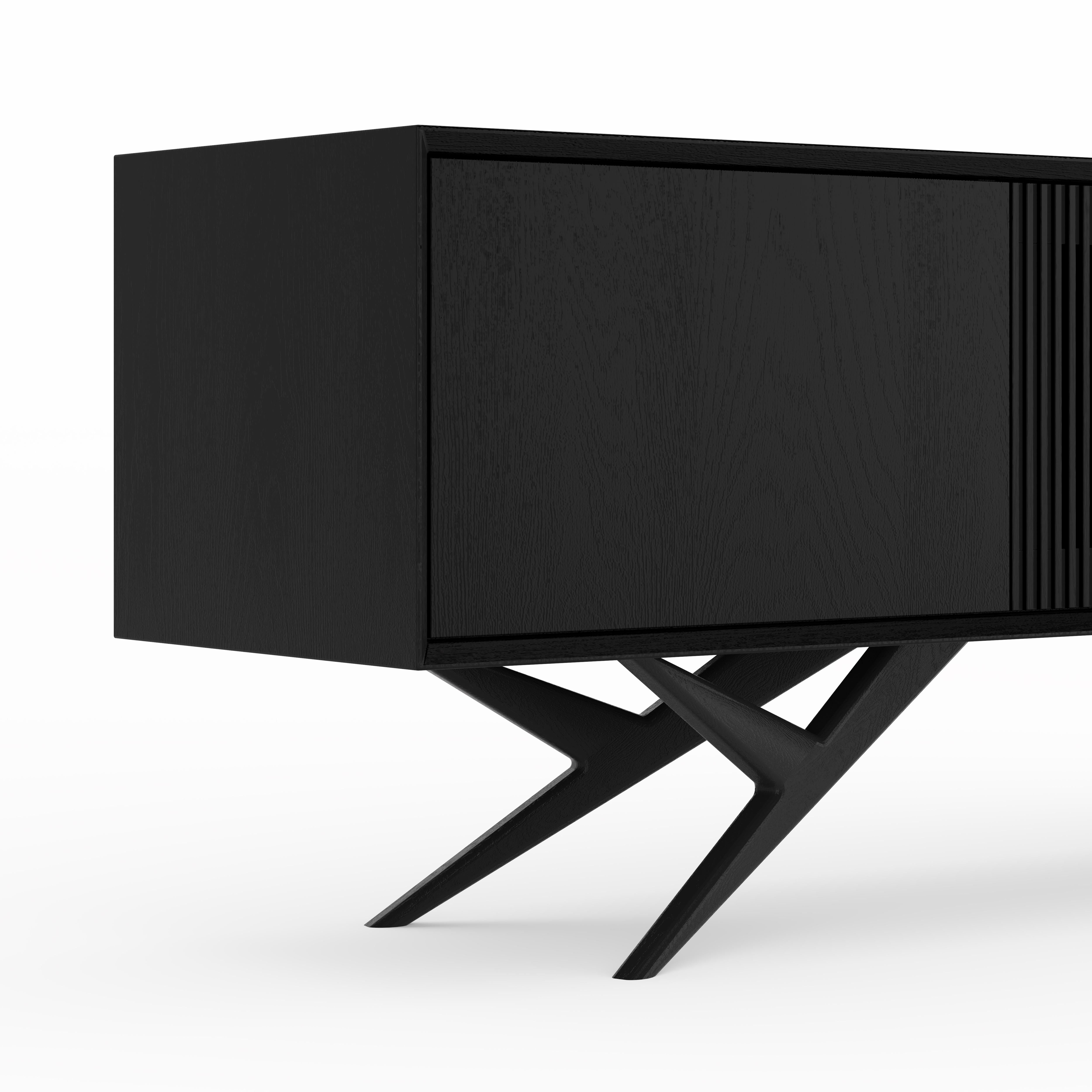 Mid-Century moderno Credenza in Oak nero con anta a doghe e base organica - Mid-Century Modern in vendita