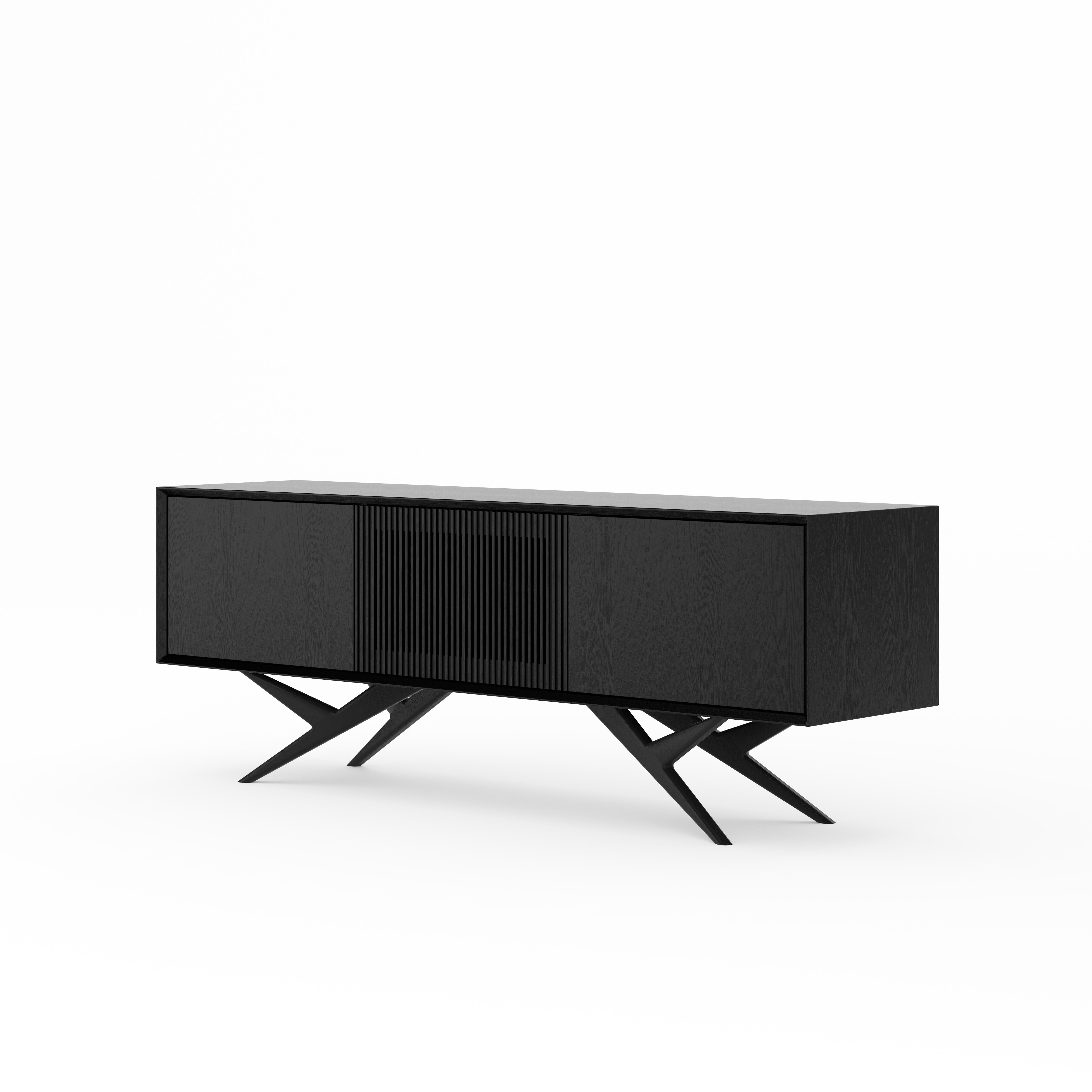 Polacco Credenza in Oak nero con anta a doghe e base organica - Mid-Century Modern in vendita