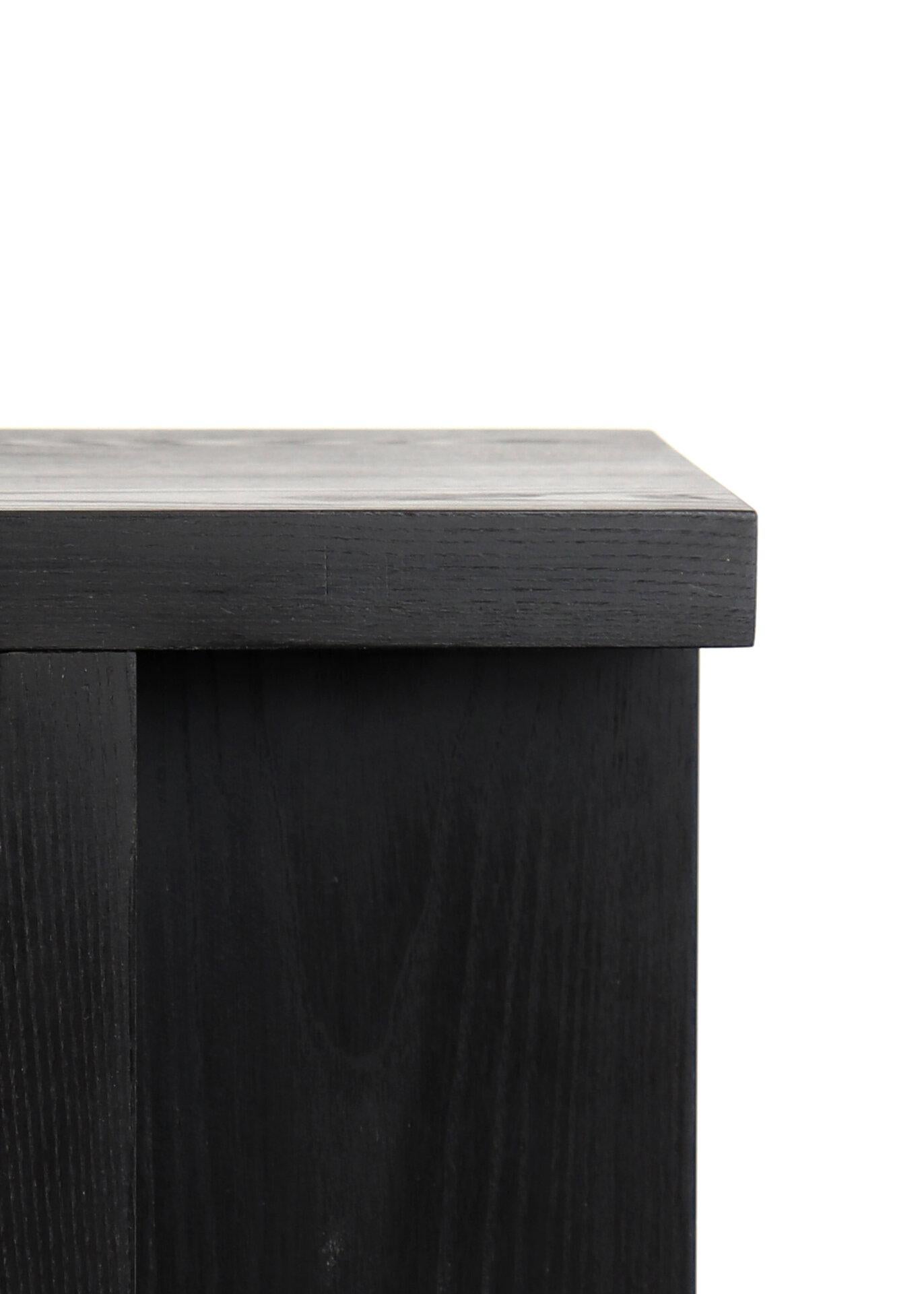 Tabouret / table d'appoint en bois massif, en frêne noirci, avec un plateau carré. D'un design épuré et minimal, ces tabourets sont fabriqués à la main à Portland, dans l'Oregon, à l'aide d'un assemblage à tenon et mortaise dans l'atelier de