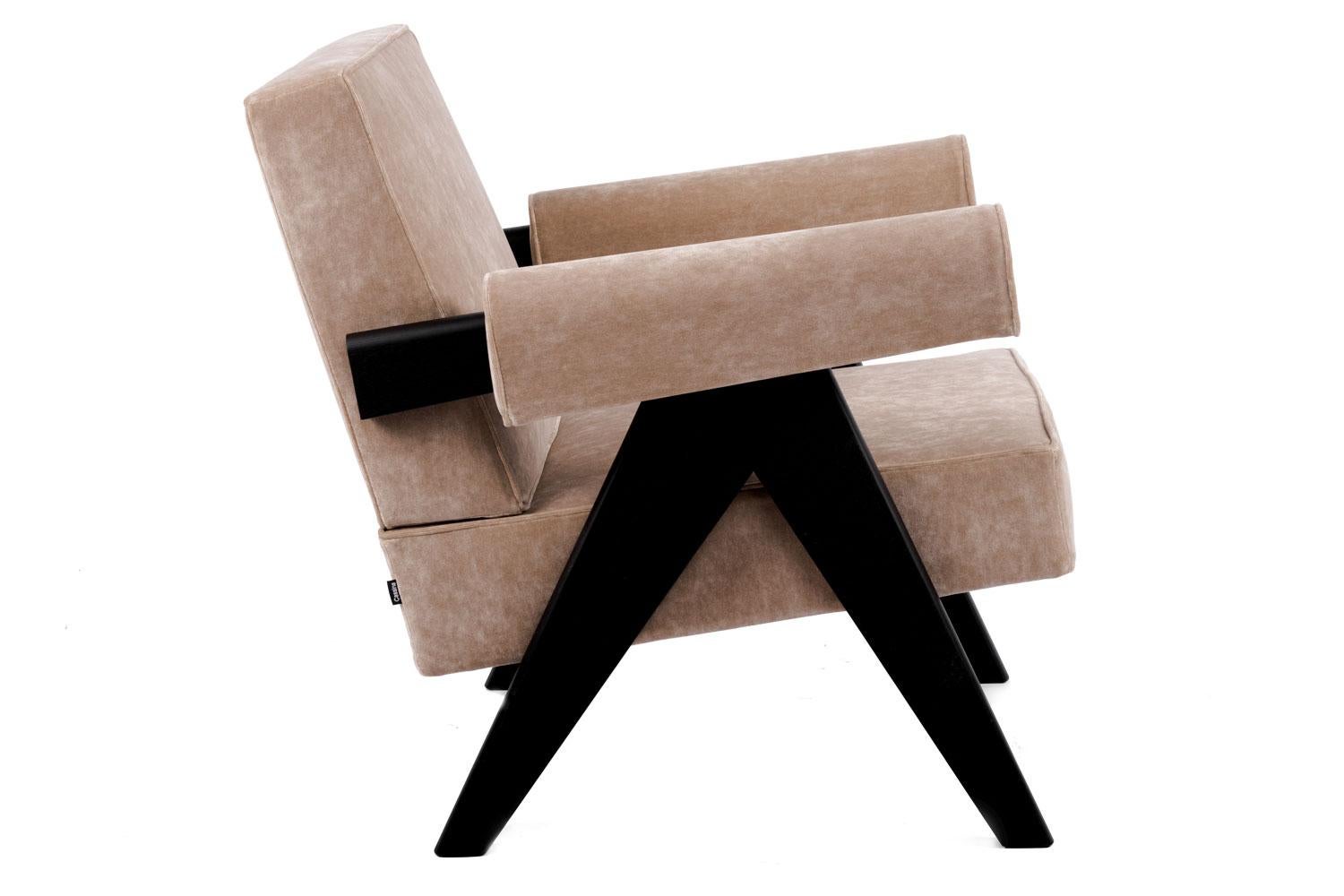 Capitol complex armchair by Cassina

Overstuffed armchair with “V” support structure theme. Exposed wooden parts are the rests, connecting crossbars, and the external joints between the arms and the backrest. The armrests’ padding almost