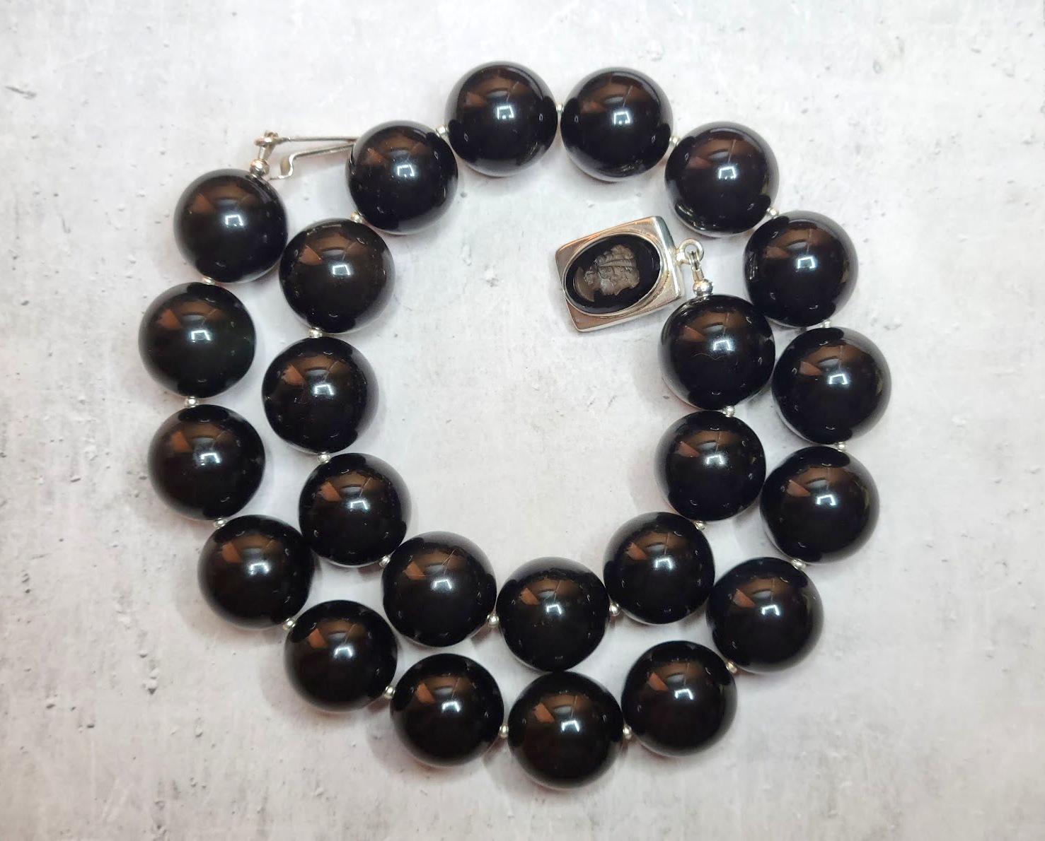 The length of the necklace is 21 inches (53 cm). The size of the beads is 20 mm. Large, round obsidian beads are quite rare.
The color of the beads is uniformly black with a glossy sheen.
The color is authentic and natural. No thermal or other