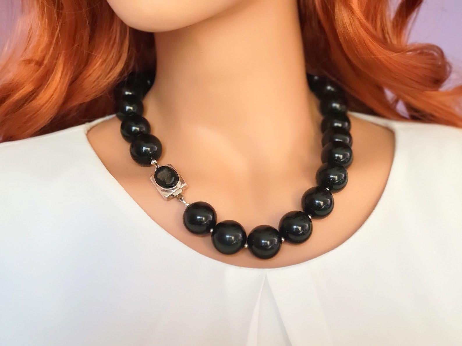 Collana di ossidiana nera con chiusura a cammeo in onice nera In condizioni ottime in vendita a Chesterland, OH