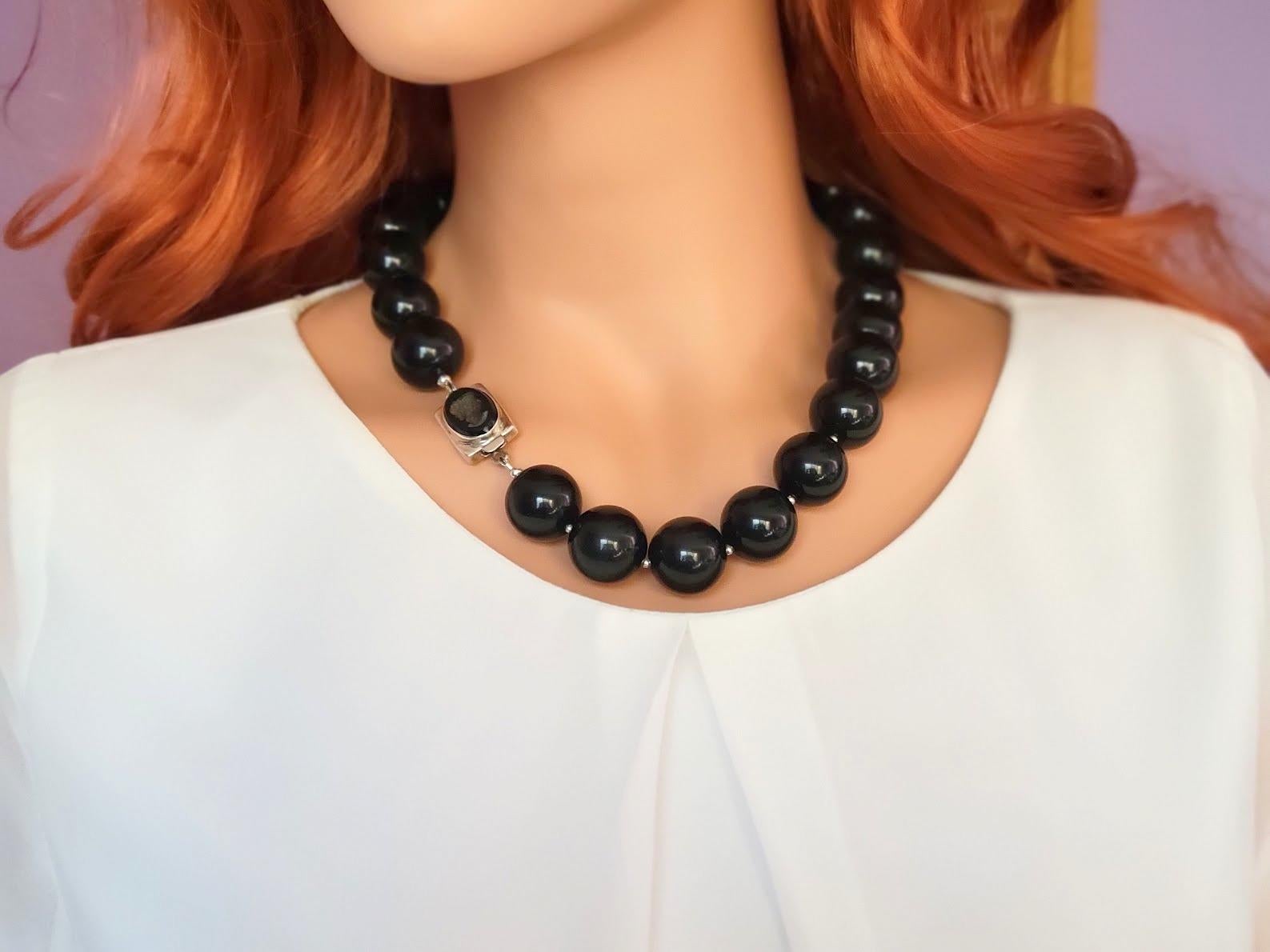Donna Collana di ossidiana nera con chiusura a cammeo in onice nera in vendita
