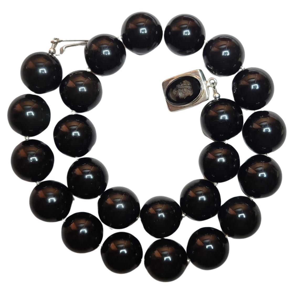 Collana di ossidiana nera con chiusura a cammeo in onice nera