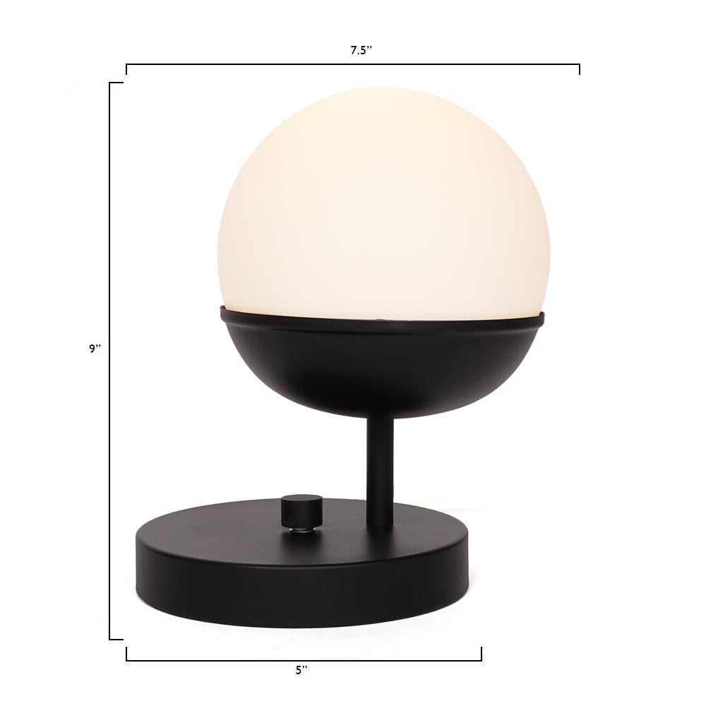 Schwarze Off Center Globe Tischleuchte (Moderne) im Angebot