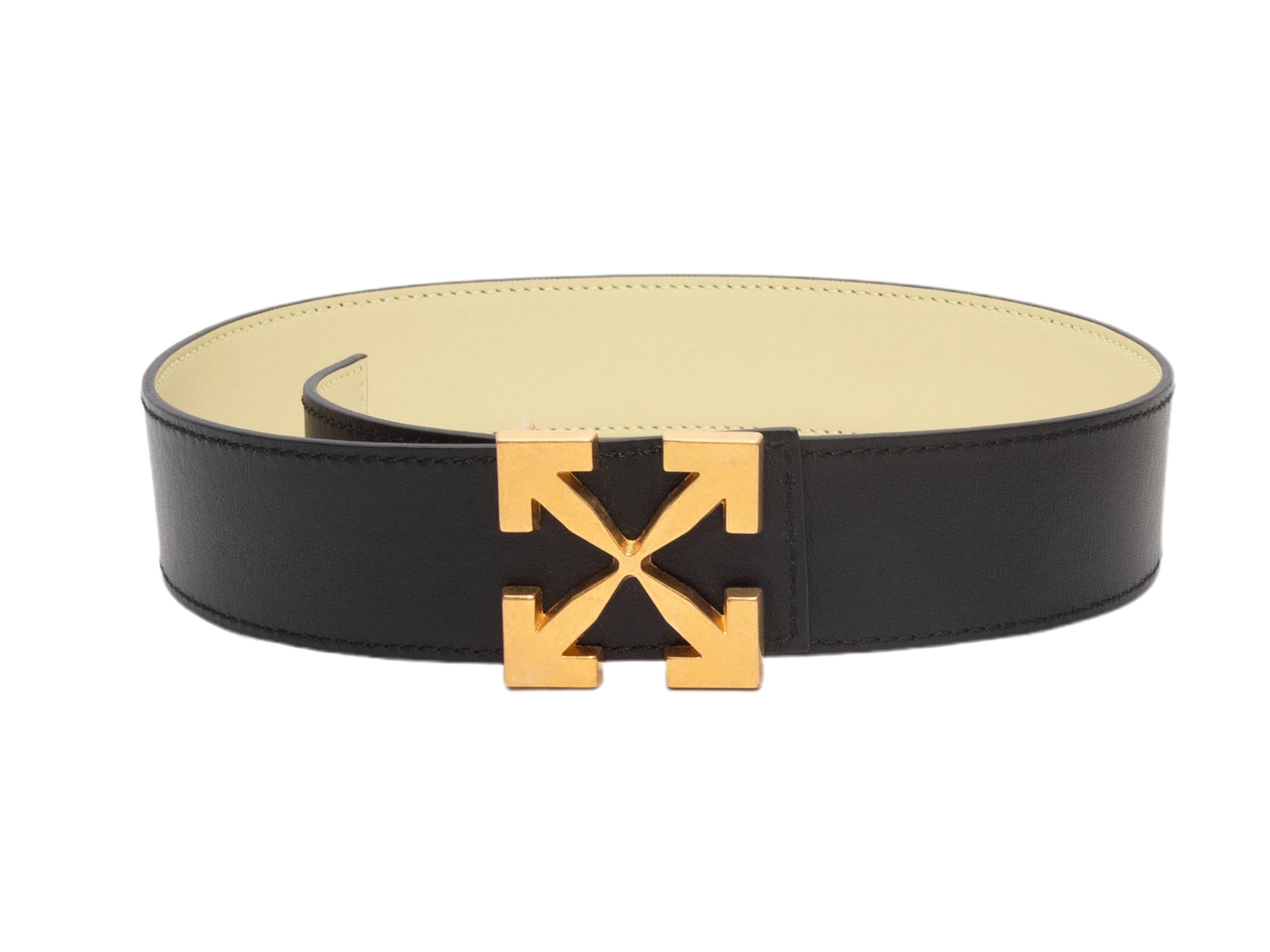 Schwarzer Ledergürtel von Off-White. Goldfarbener Logo-Schnallenverschluss mit Zapfen an der Vorderseite. 1,65