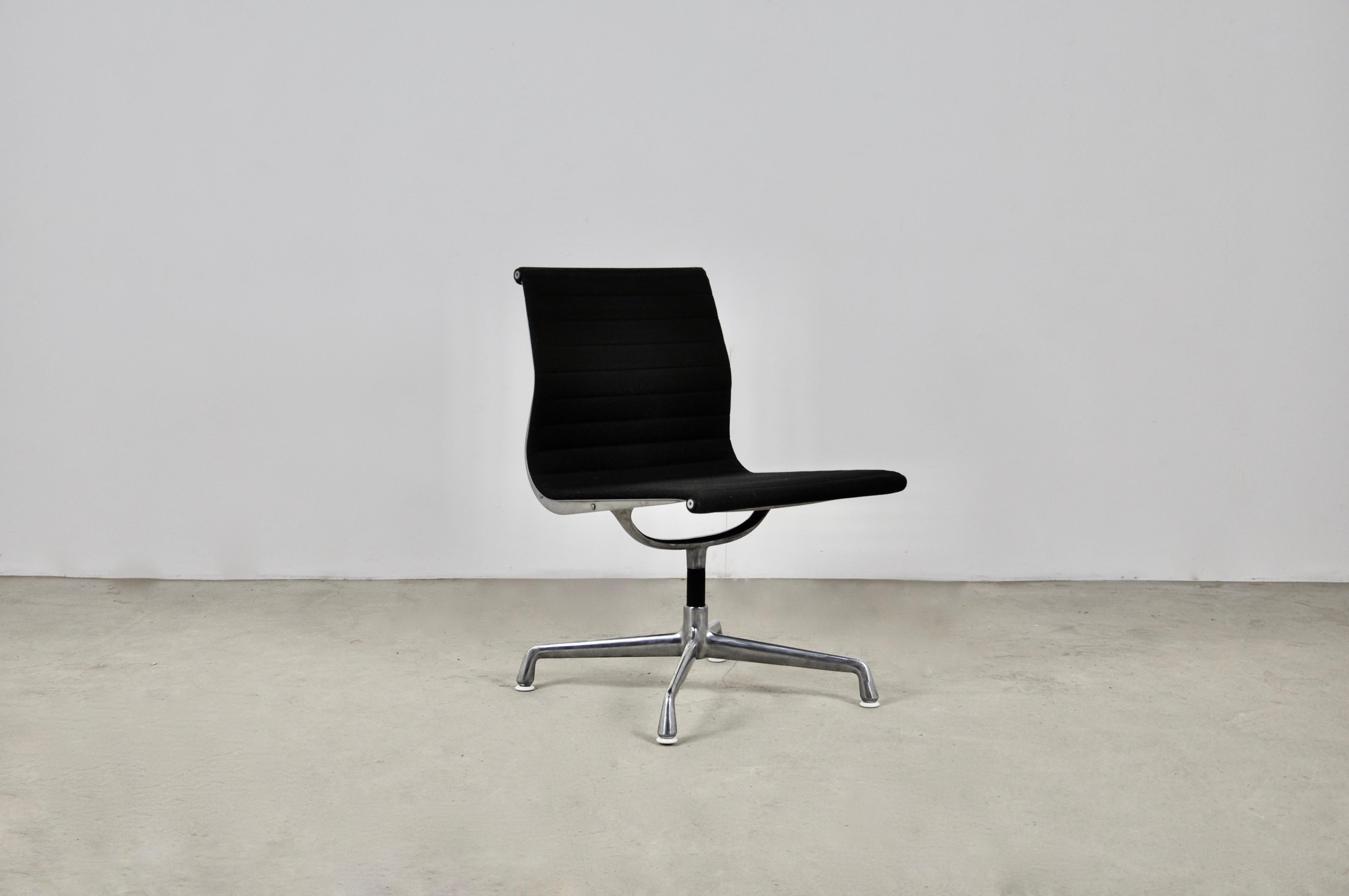 Chaise de bureau en tissu noir. Base en aluminium. Estampillé Herman Miller. Petites marques d'usure dues au temps et à l'âge de la chaise.