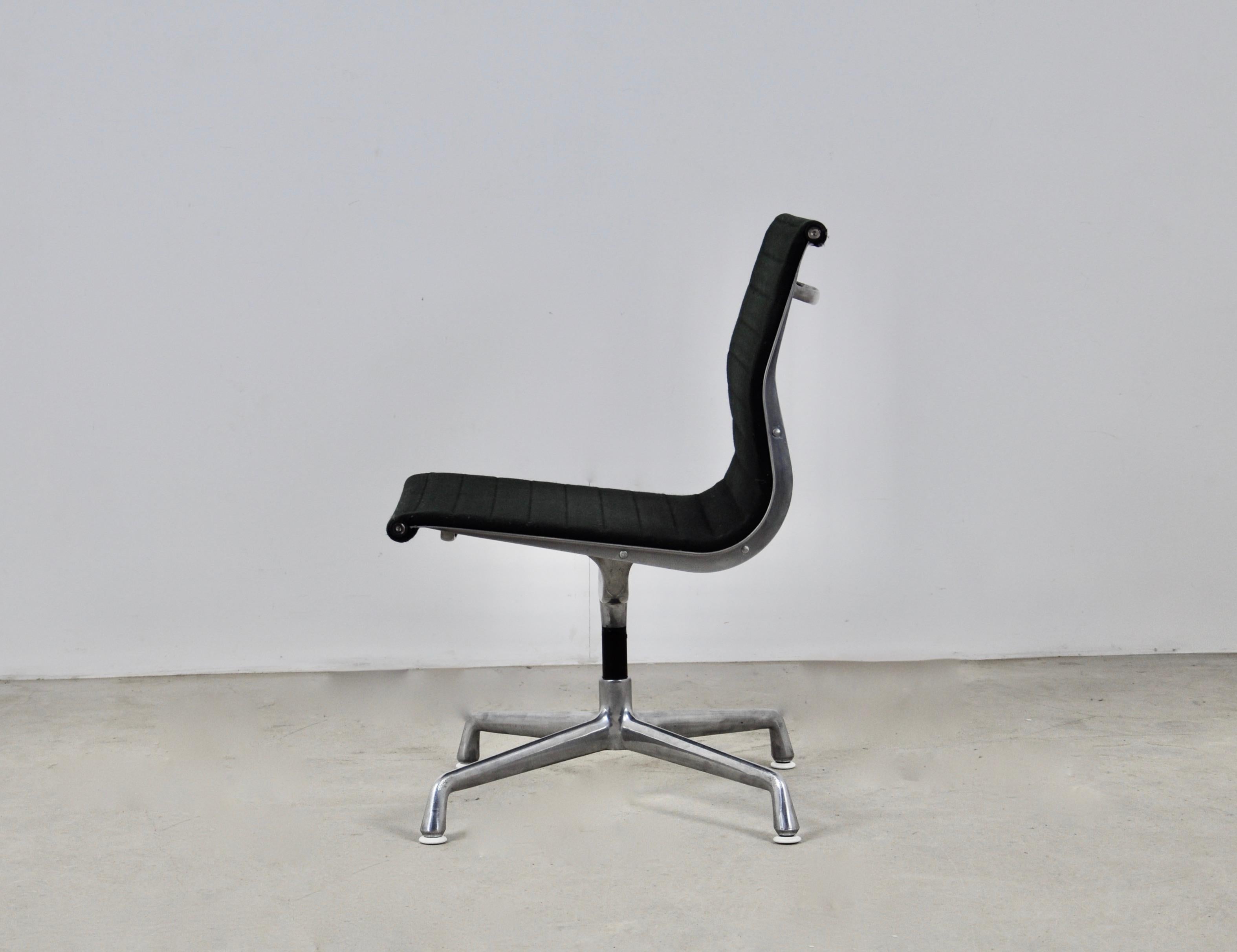 Milieu du XXe siècle Chaise de bureau noire de Charles &Ray Eames pour Herman Miller, années 1960 en vente