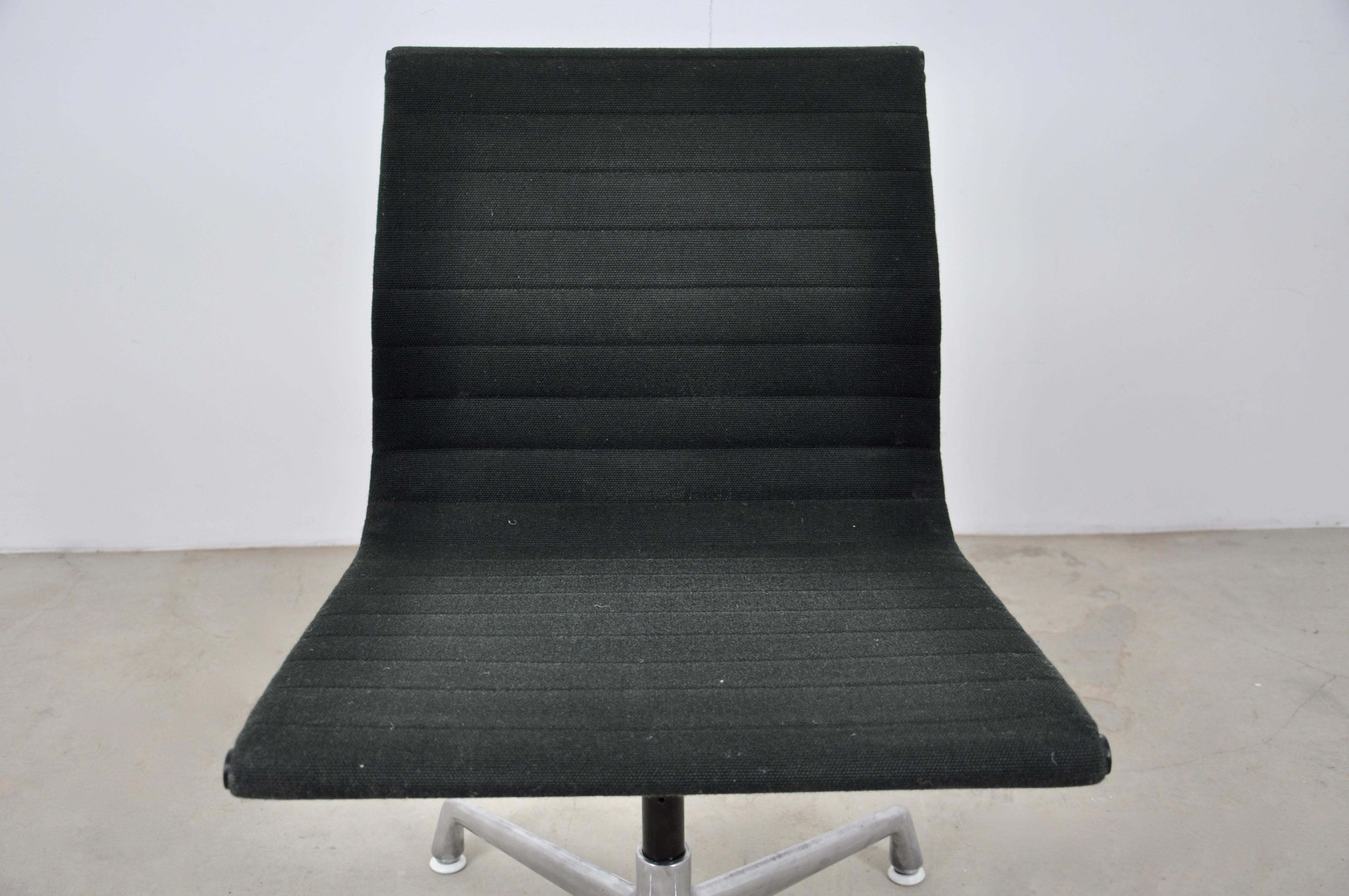 Aluminium Chaise de bureau noire de Charles &Ray Eames pour Herman Miller, années 1960 en vente