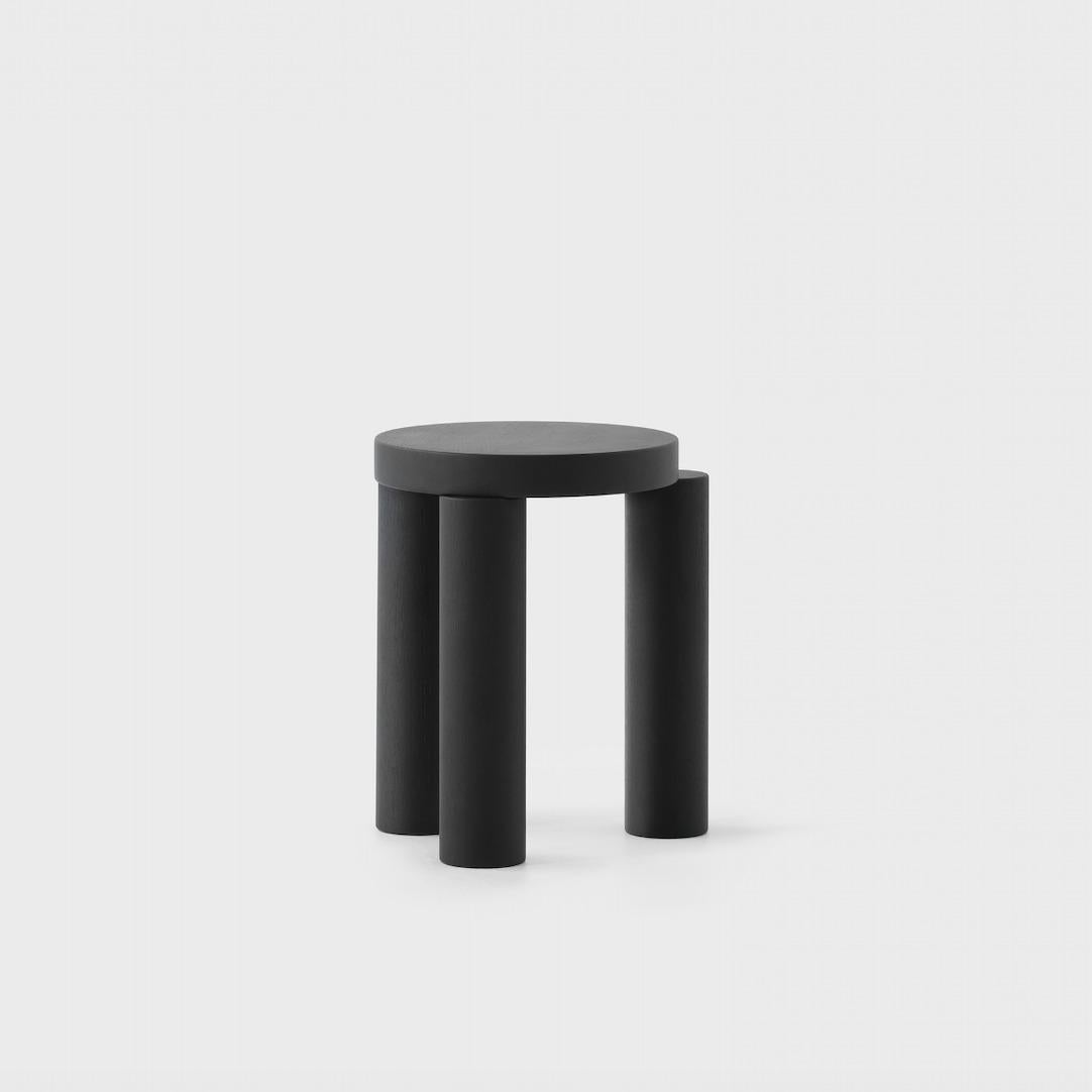 Taburete Offset negro by Resident
Dimensiones: P 34 x A 43 cm
Materiales: Roble macizo.
Peso: 7,9 Kg.


Sobre: 
Fundada por Simon James y Scott Bridgens en 2011, Resident es el hogar de piezas de diseño perdurables creadas para la próxima generación