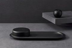 Vassoio Do-Ri in frassino nero di Matthias Scherzinger