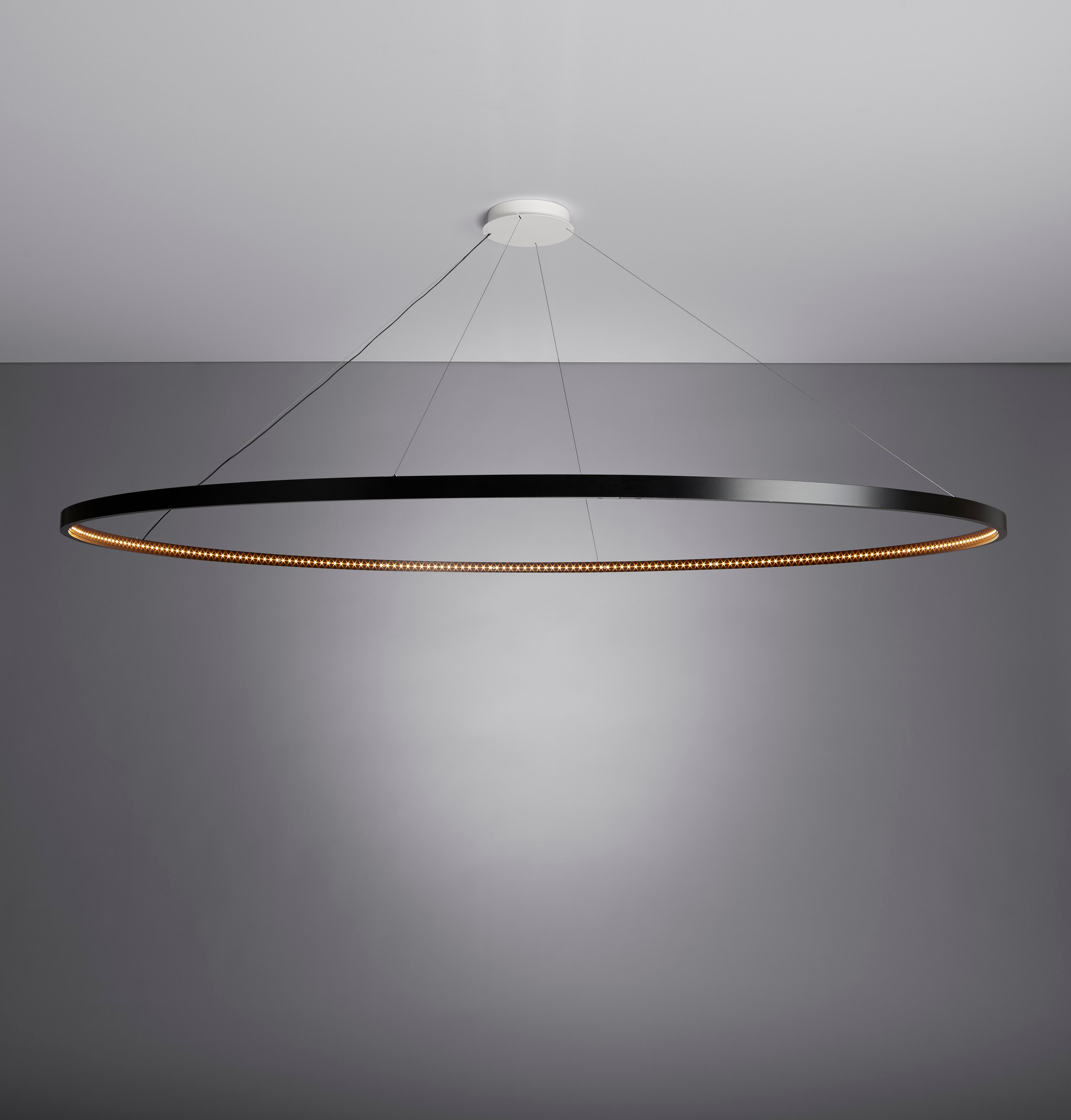 Lampada a sospensione Omega 200 nera di Le Deun Luminaire
Dimensioni: D 187 x H 50-300 cm. 
Materiali: Acciaio verniciato con vernice epossidica.

Si tratta di un'azienda francese fondata nel 1997, specializzata nella progettazione e produzione di