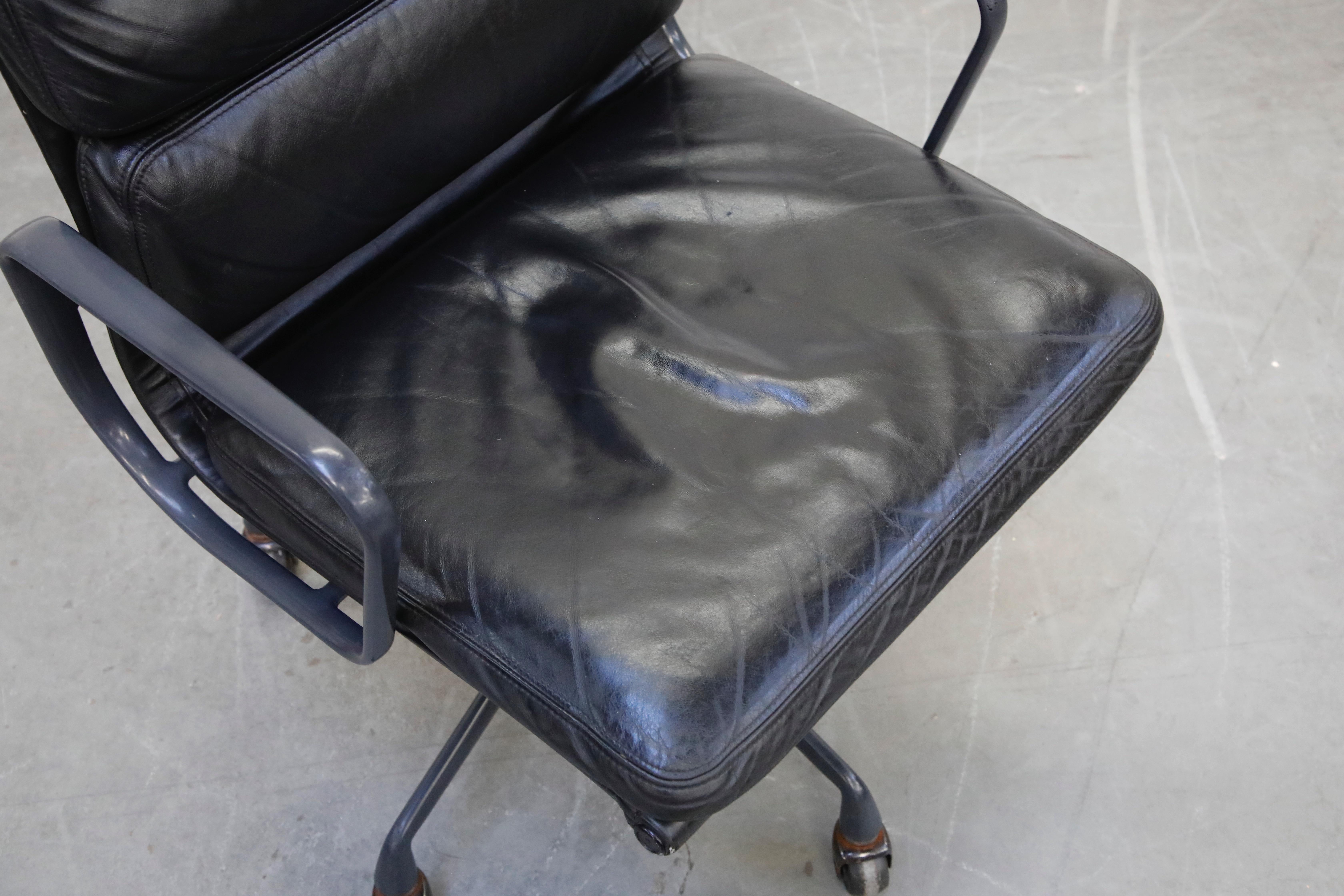 Black on Black Eames Soft Pad Management Chair by Eames for Herman Miller, 1992 3