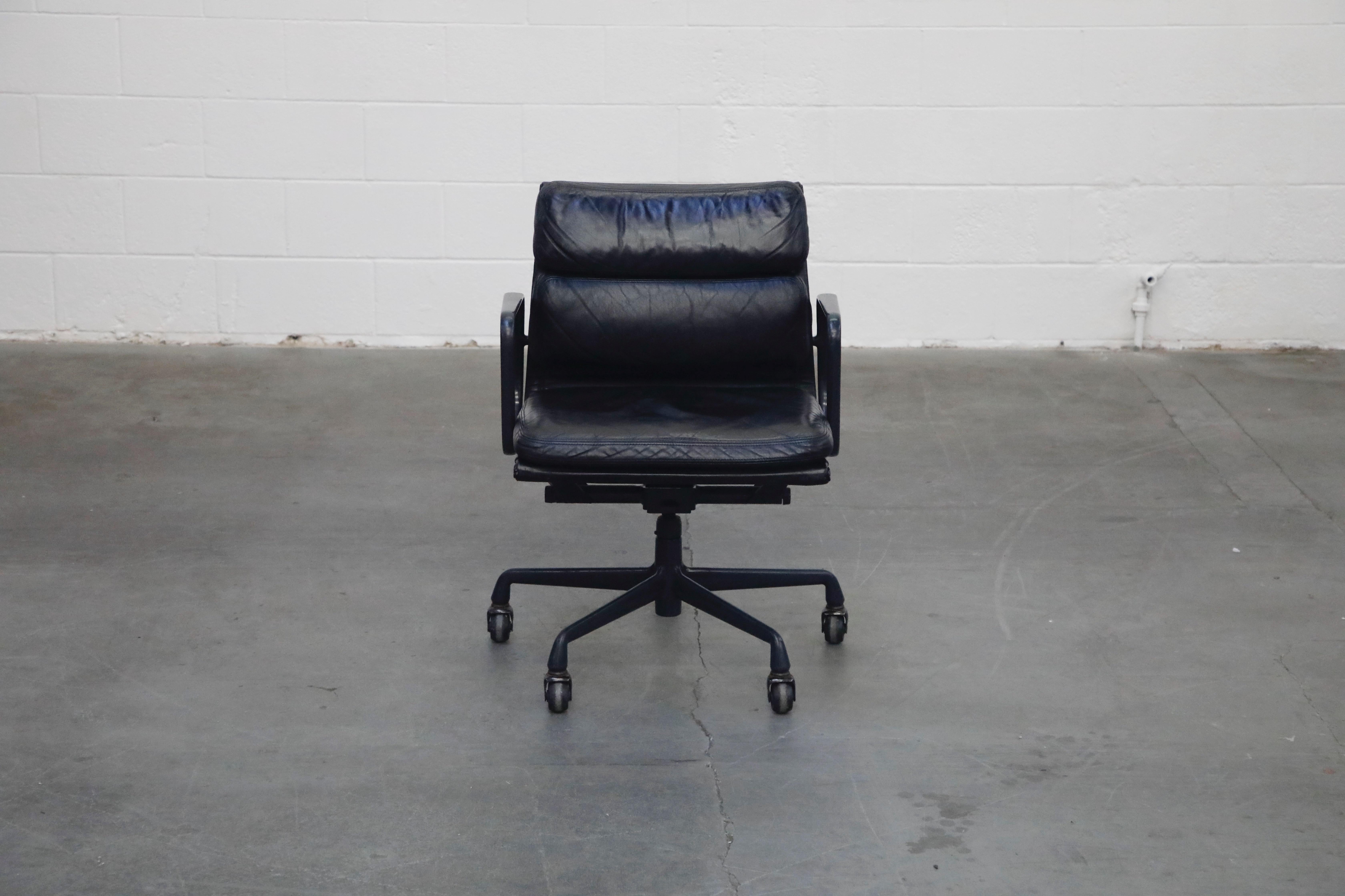 A rare colorway black leather on black frame soft pad management chair, dated 1992 - the same great year that brought us 'Aladdin', 'Wayne's World' and 'Basic Instinct' . This sought after leather 'Soft Pad' management desk chair is from the