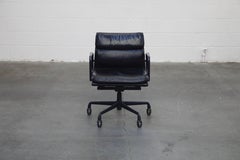 Black on Black Eames Soft Pad Management Chair par Eames pour Herman Miller:: 1992