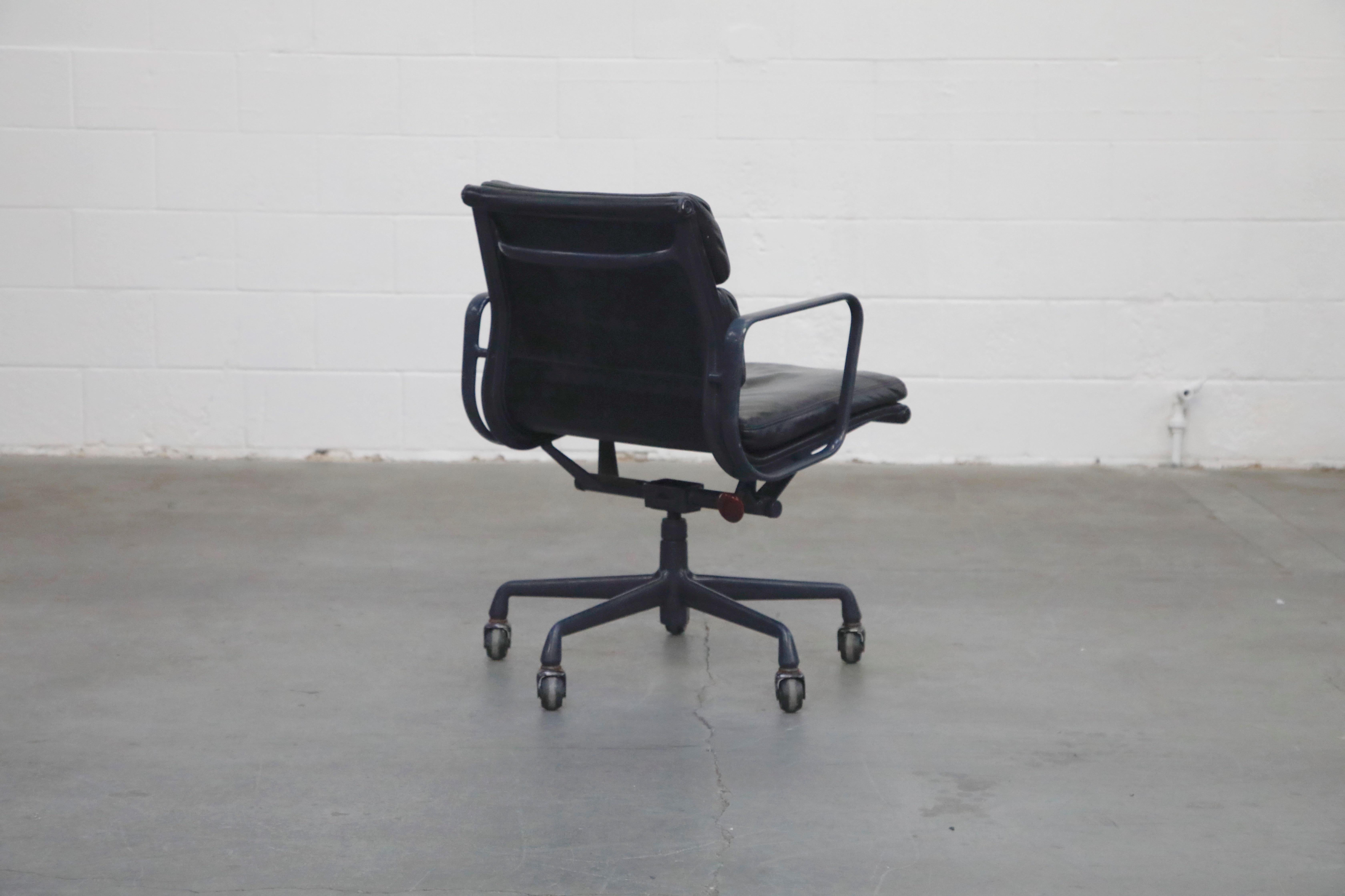Black on Black Eames Soft Pad Management Chair by Eames for Herman Miller, 1992 In Good Condition In Los Angeles, CA