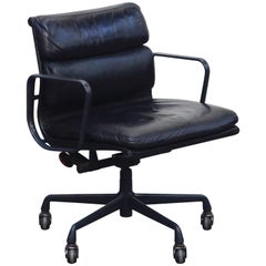Black on Black Eames Soft Pad Management Chair par Eames pour Herman Miller:: 1992
