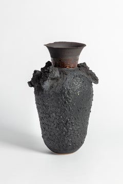 vaso vulcanico alto nero su nero a struttura multipla