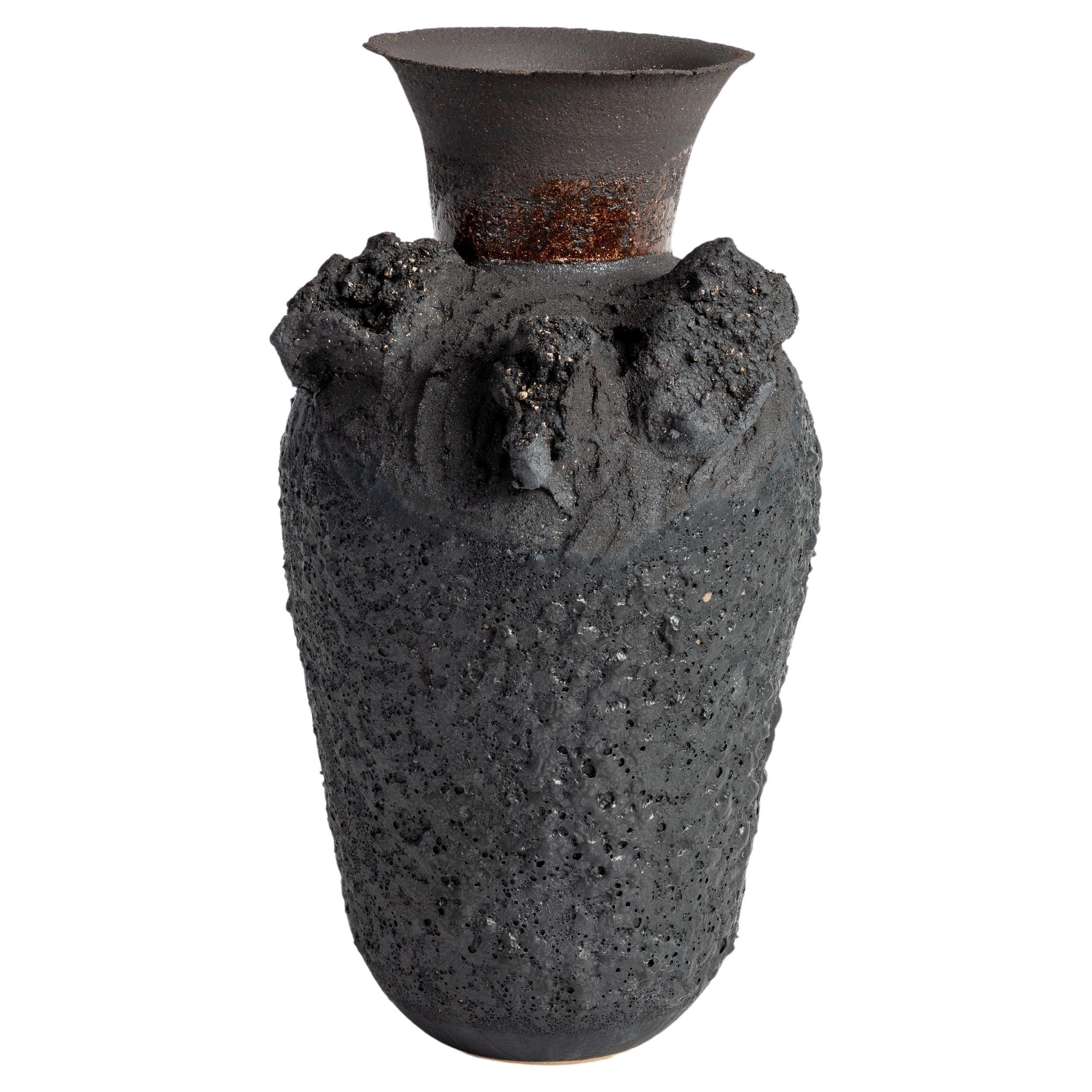 vaso vulcanico alto nero su nero a struttura multipla