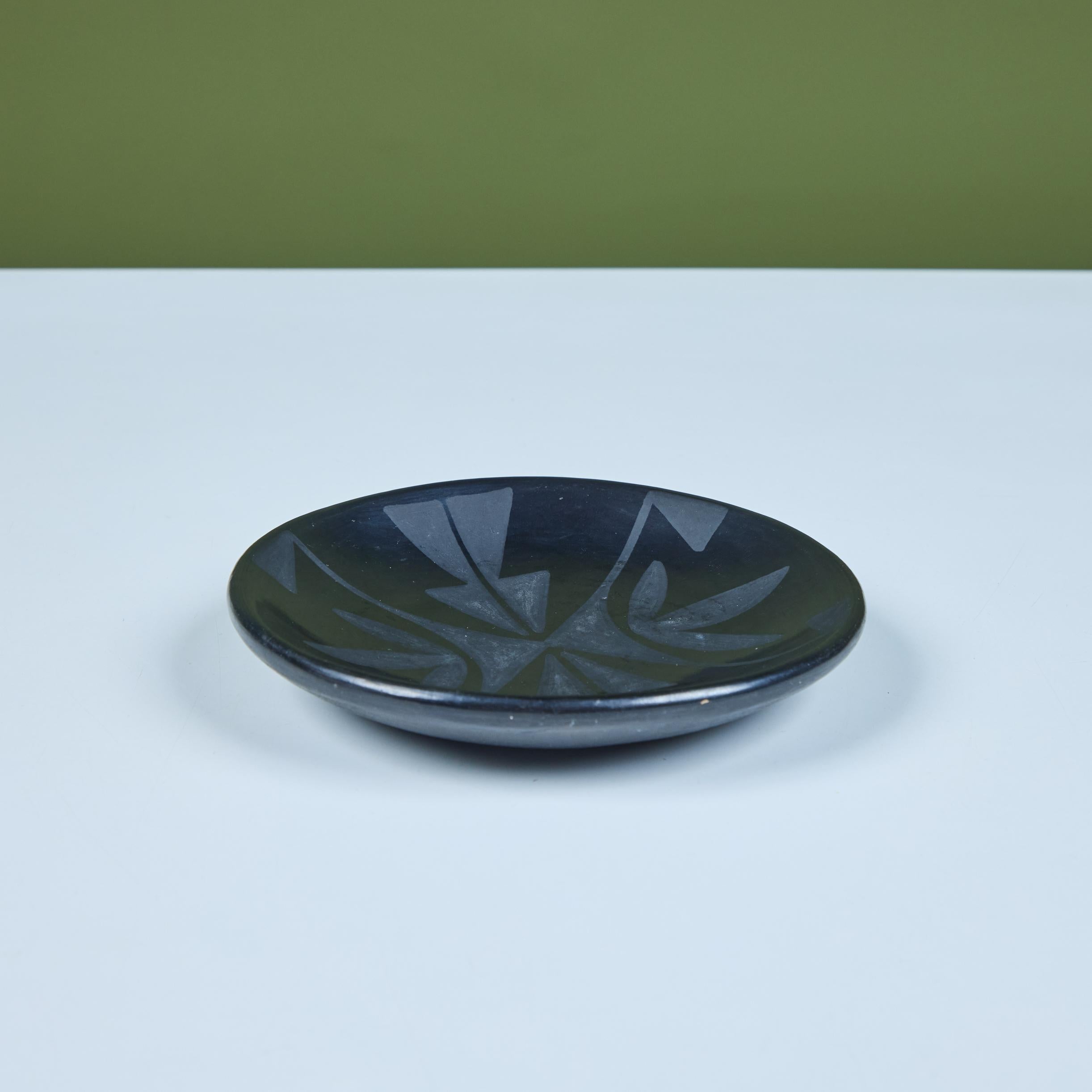Assiette en poterie noir sur noir de Maria Martinez en vente 3