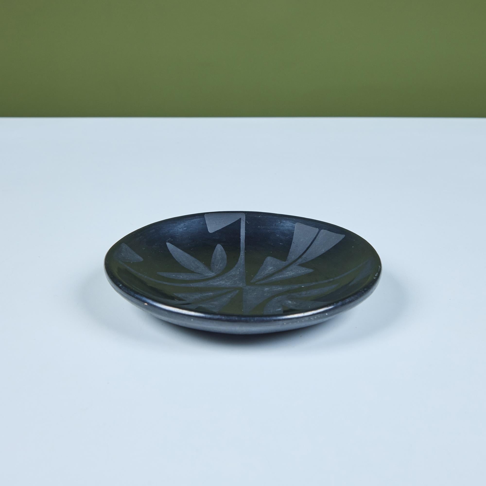Mid-Century Modern Assiette en poterie noir sur noir de Maria Martinez en vente