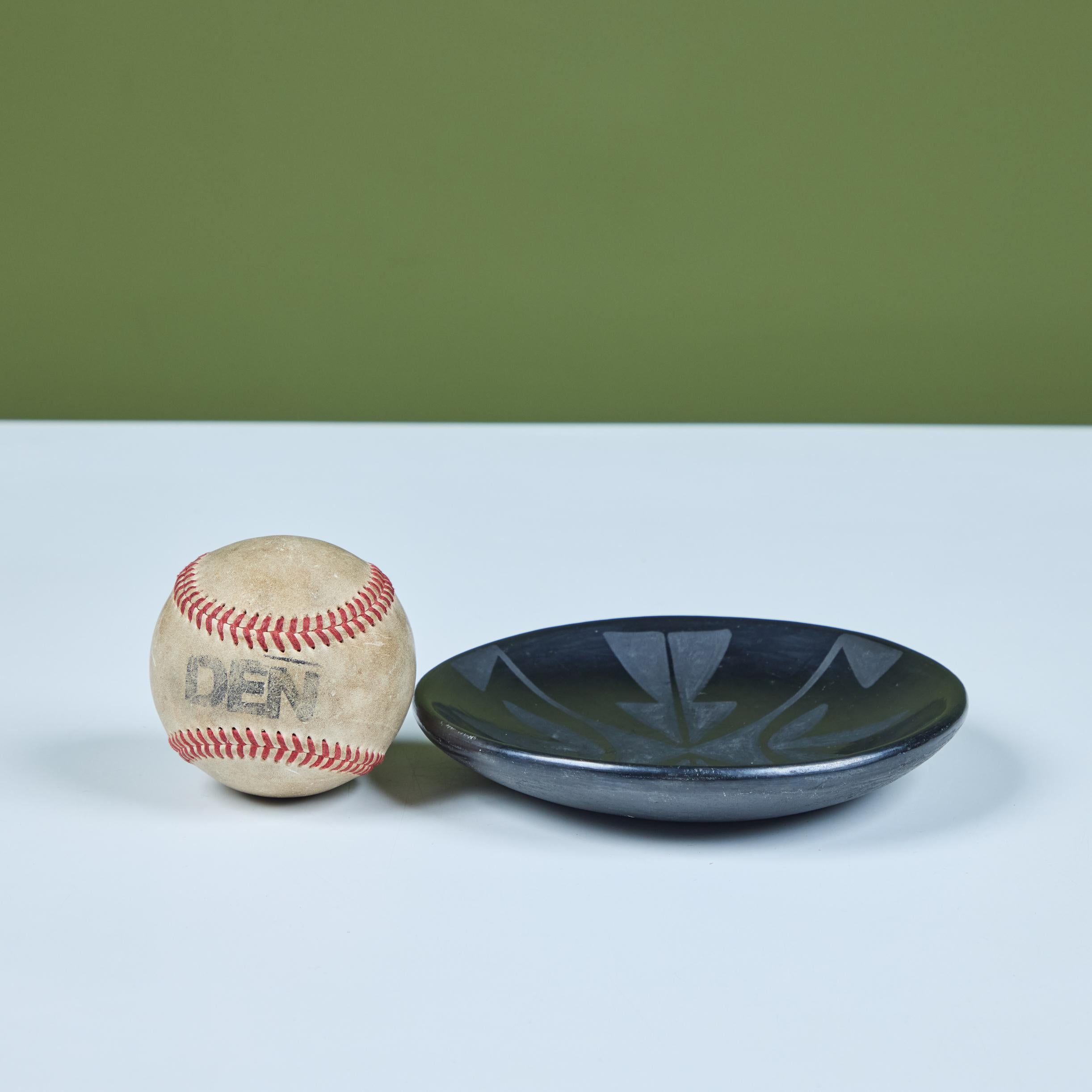 Américain Assiette en poterie noir sur noir de Maria Martinez en vente