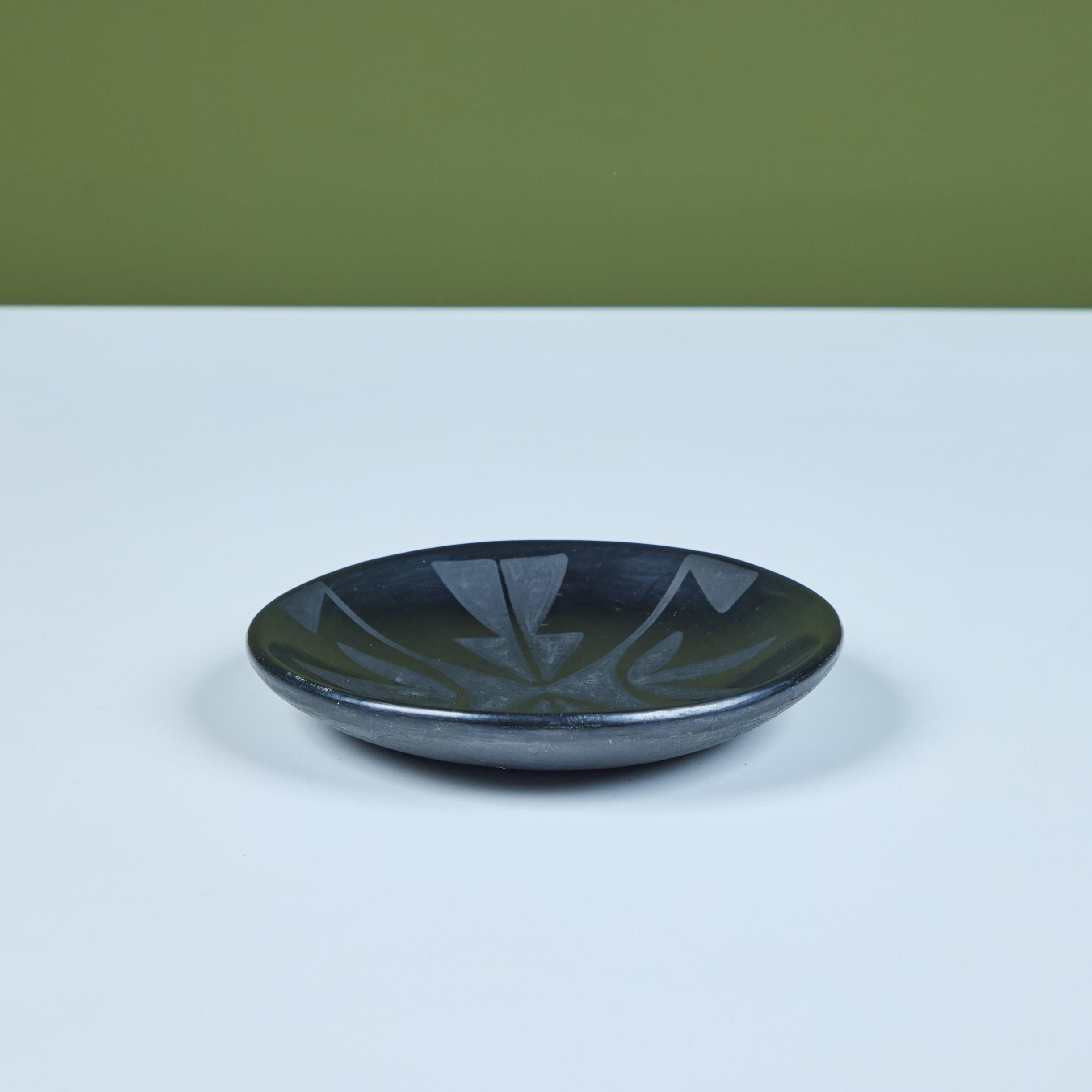 Assiette en poterie noir sur noir de Maria Martinez Excellent état - En vente à Los Angeles, CA