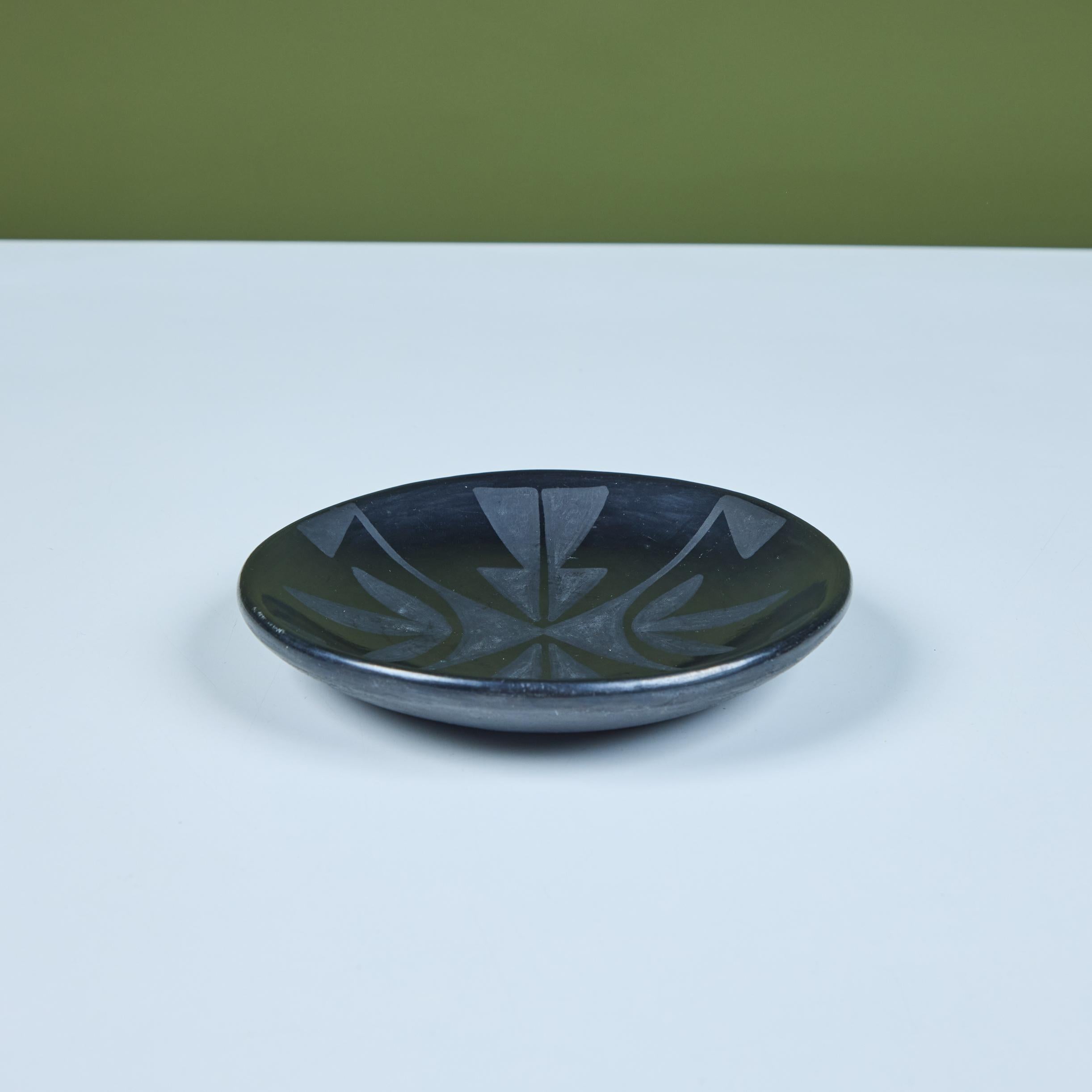 Milieu du XXe siècle Assiette en poterie noir sur noir de Maria Martinez en vente