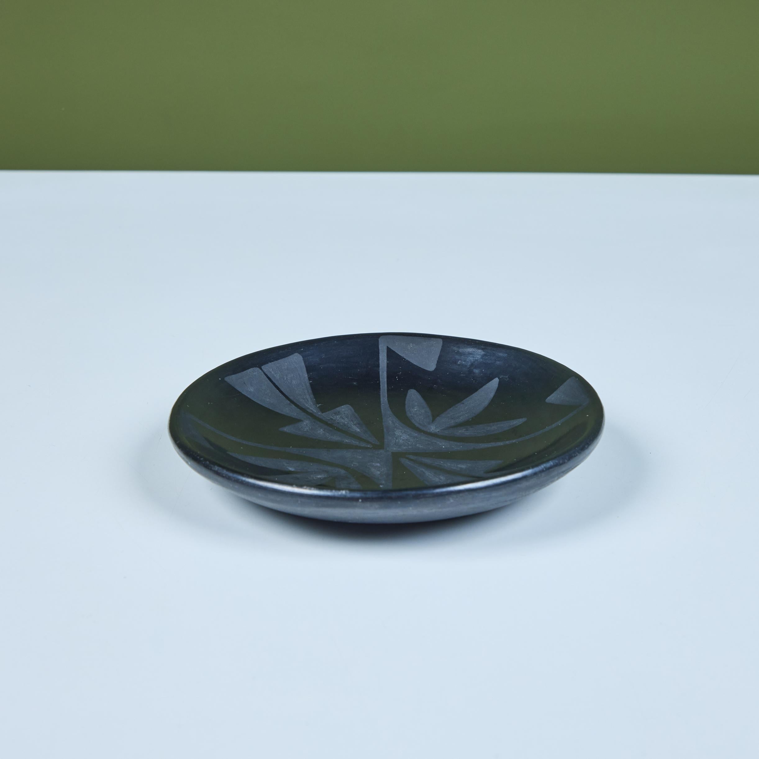 Céramique Assiette en poterie noir sur noir de Maria Martinez en vente