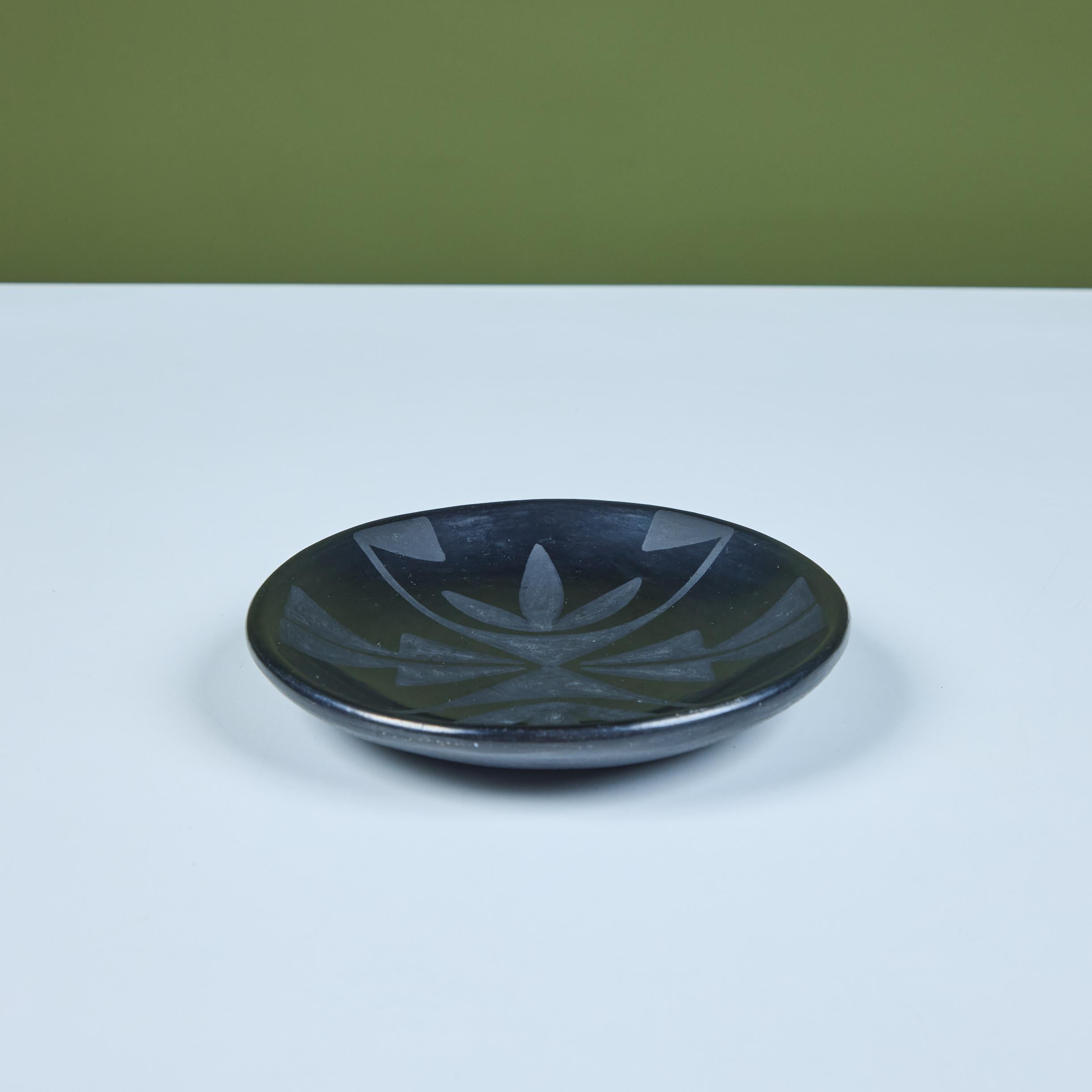 Assiette en poterie noir sur noir de Maria Martinez en vente 1