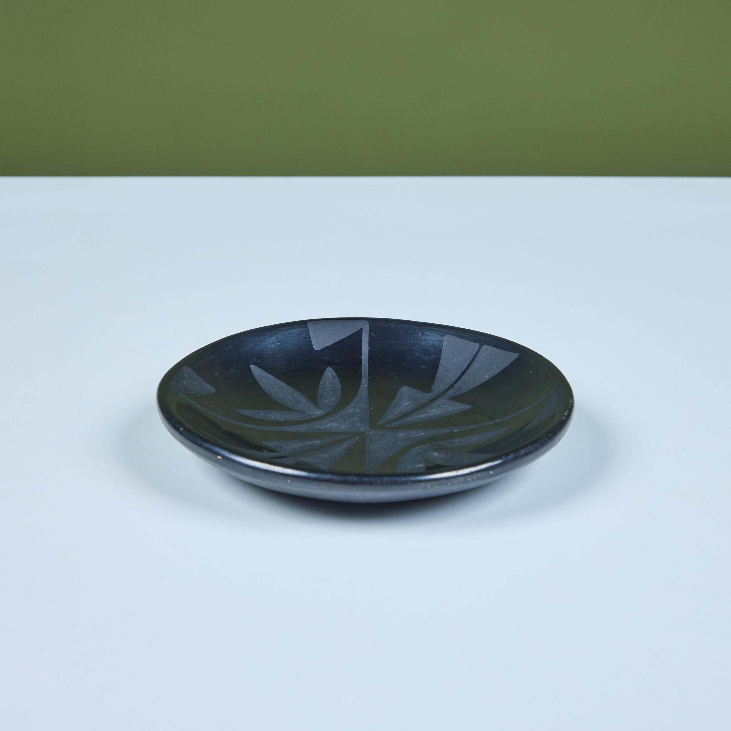 Assiette en poterie noir sur noir de Maria Martinez en vente 2