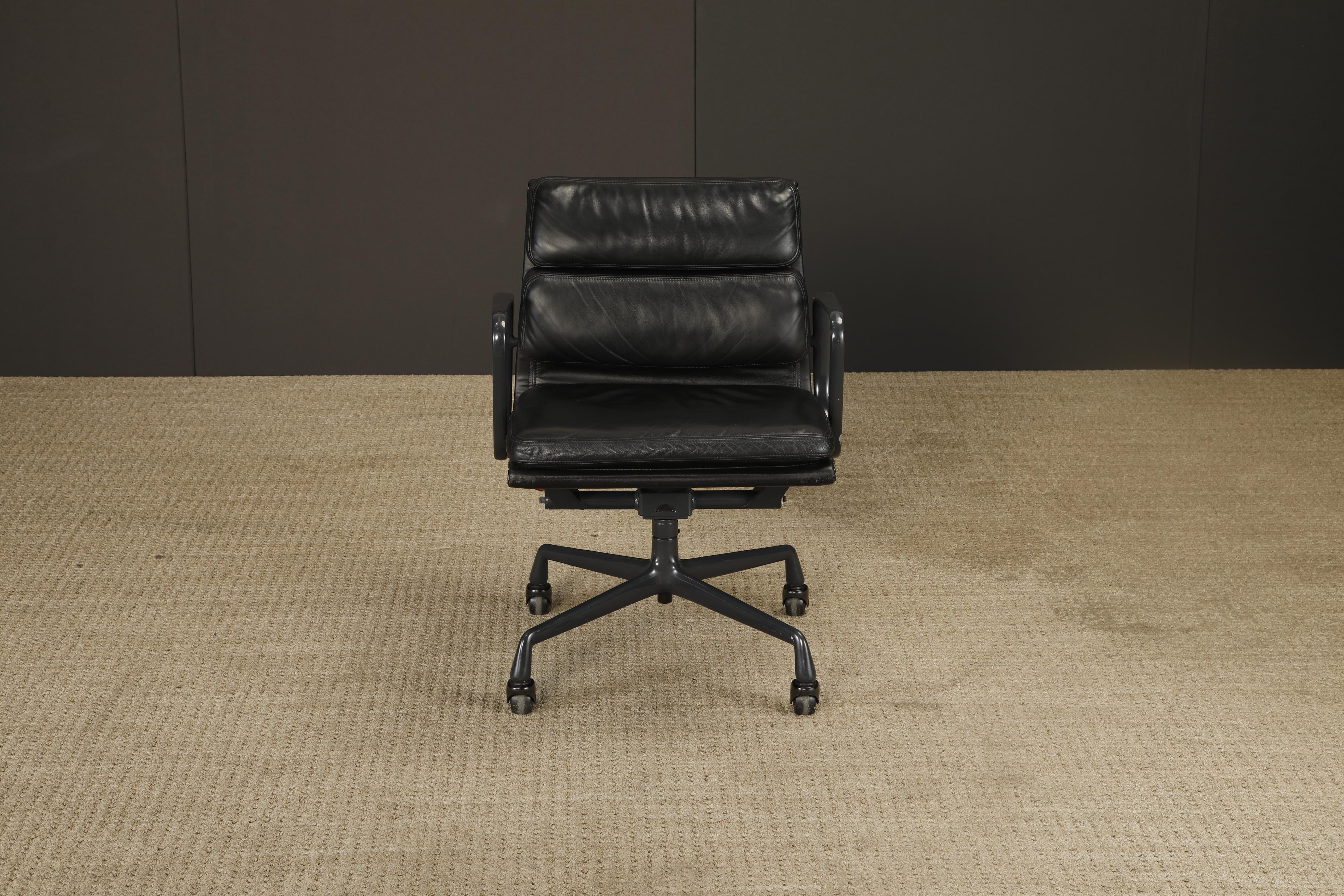 Sedia da scrivania Soft Pad Nero su Nero di Charles Eames per Herman Miller, firmata in vendita 3