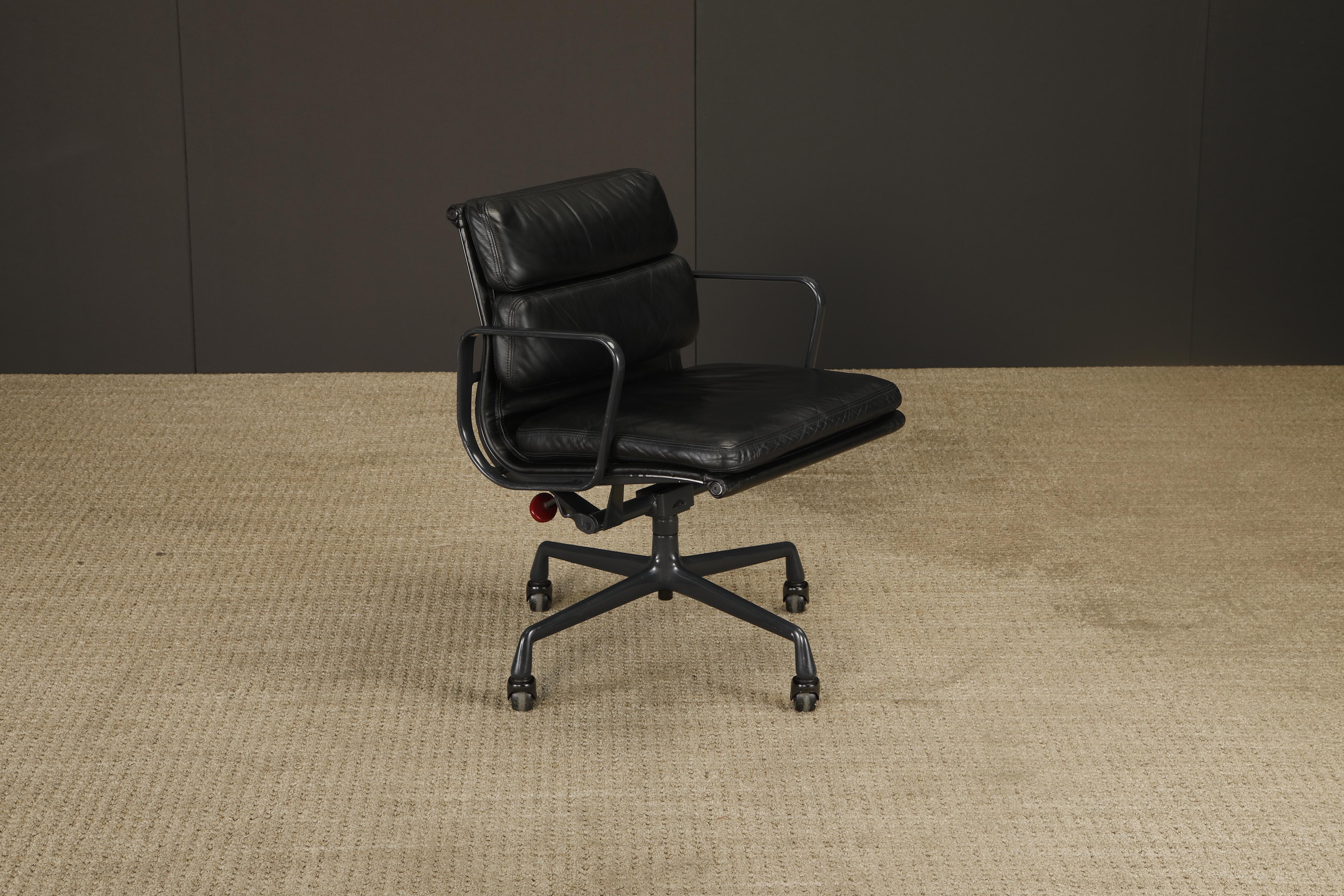 Sedia da scrivania Soft Pad Nero su Nero di Charles Eames per Herman Miller, firmata in vendita 4