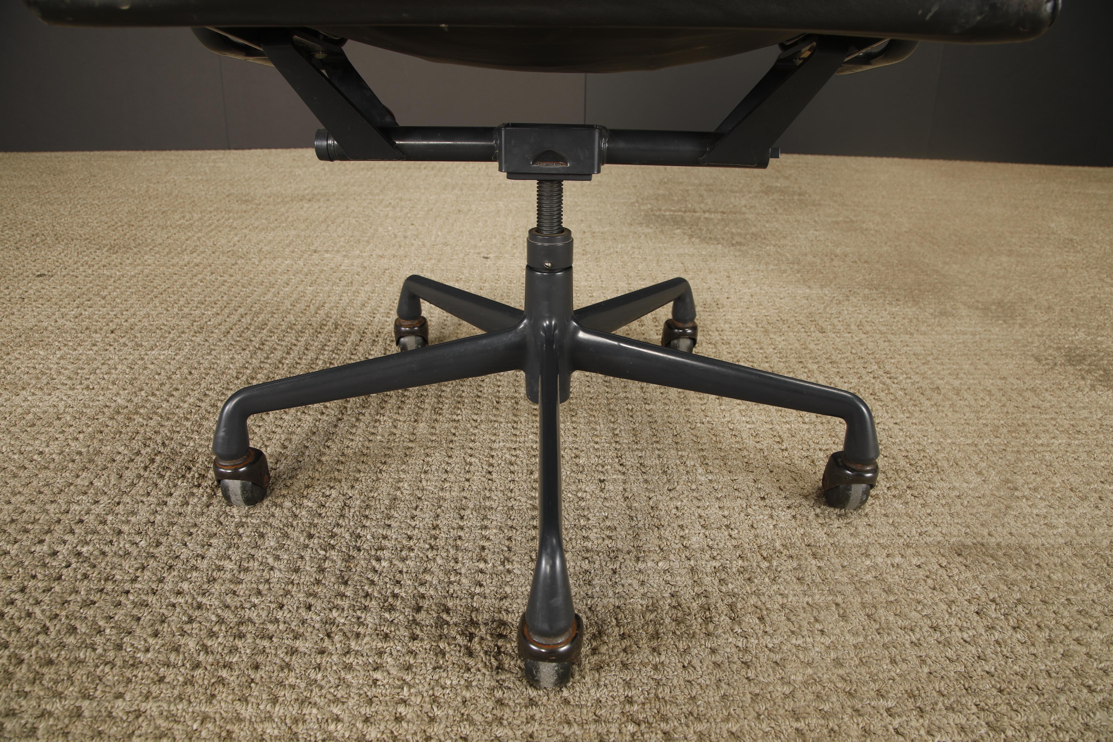 Sedia da scrivania Soft Pad Nero su Nero di Charles Eames per Herman Miller, firmata in vendita 4