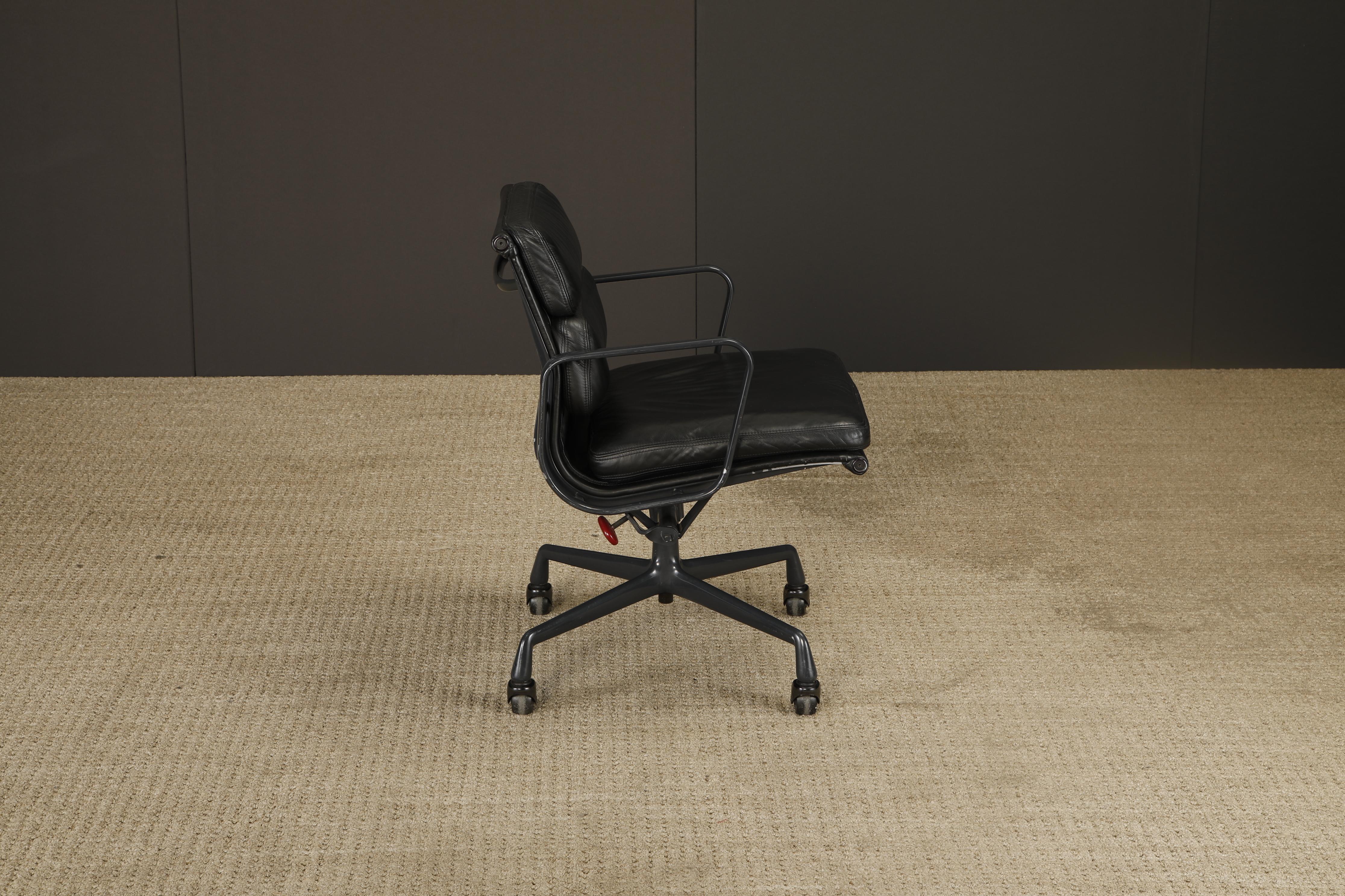 Sedia da scrivania Soft Pad Nero su Nero di Charles Eames per Herman Miller, firmata in vendita 5