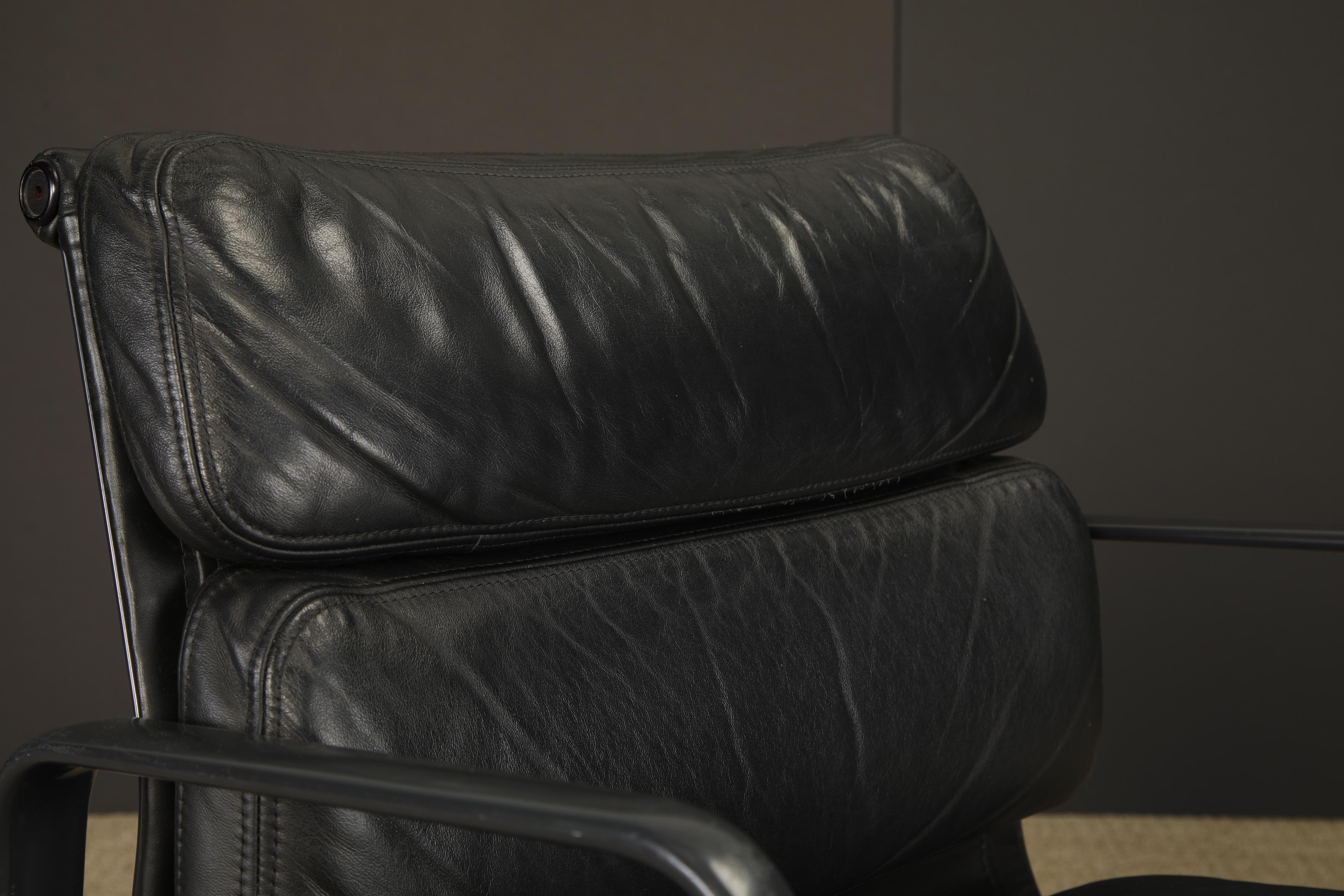 Sedia da scrivania Soft Pad Nero su Nero di Charles Eames per Herman Miller, firmata in vendita 6
