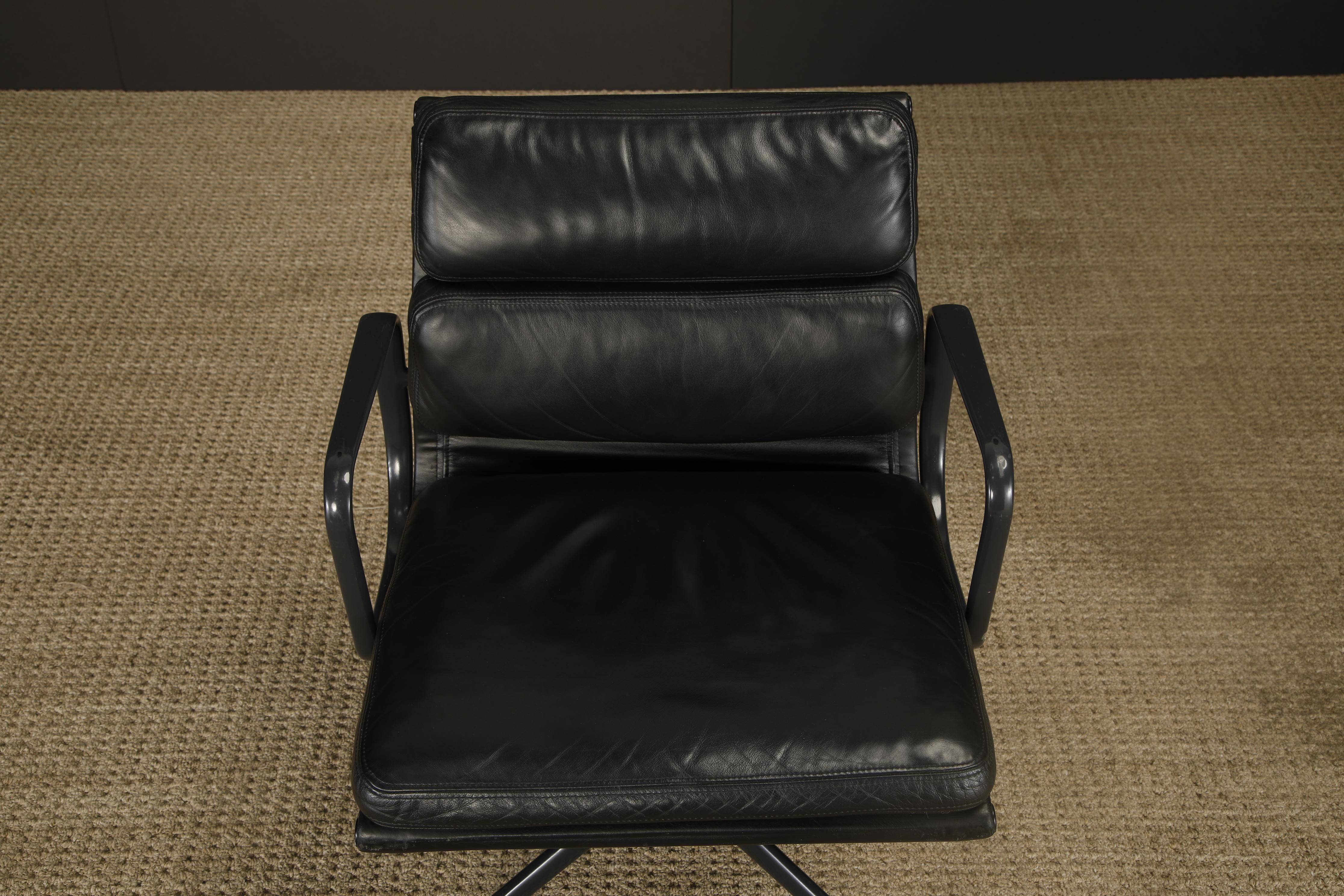 Sedia da scrivania Soft Pad Nero su Nero di Charles Eames per Herman Miller, firmata in vendita 7